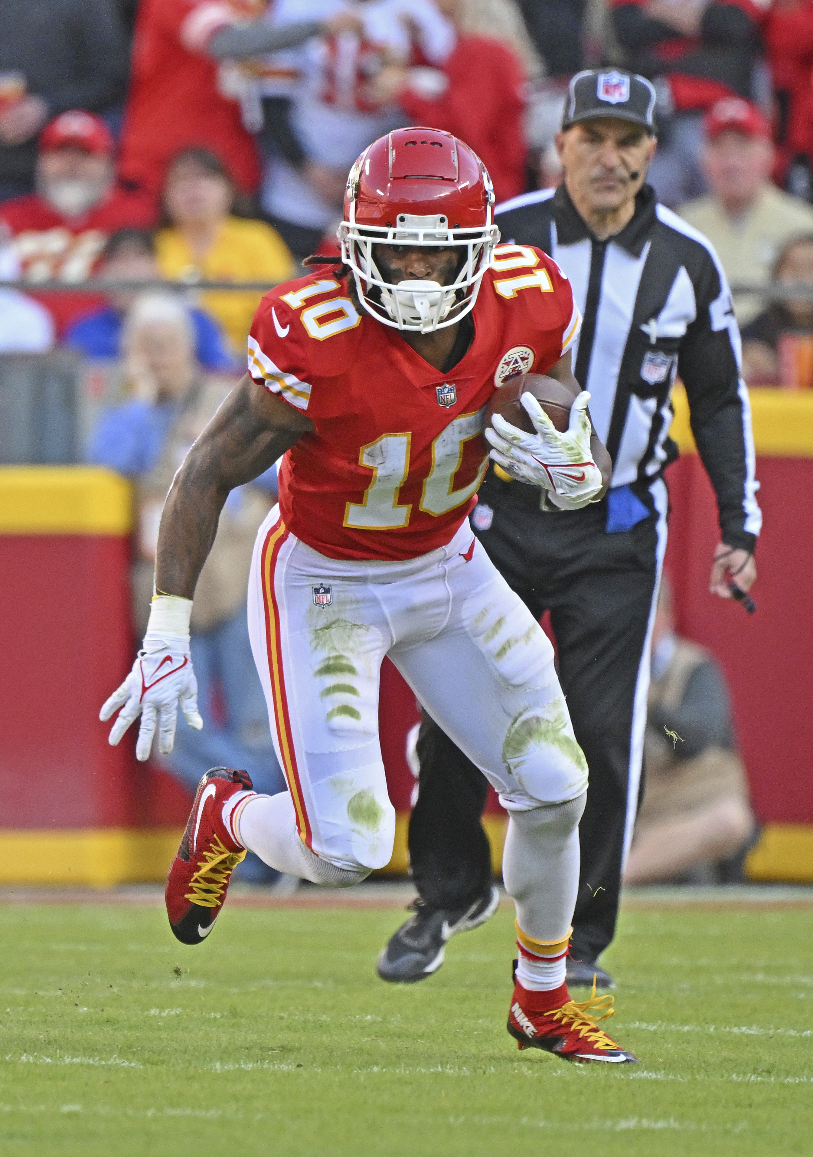 KANSAS CITY, MO - OCTOBER 16: Buffalo Bills running back James Cook (28)  catches a ball before an NFL game between the Buffalo Bills and Kansas City  Chiefs on October 16, 2022