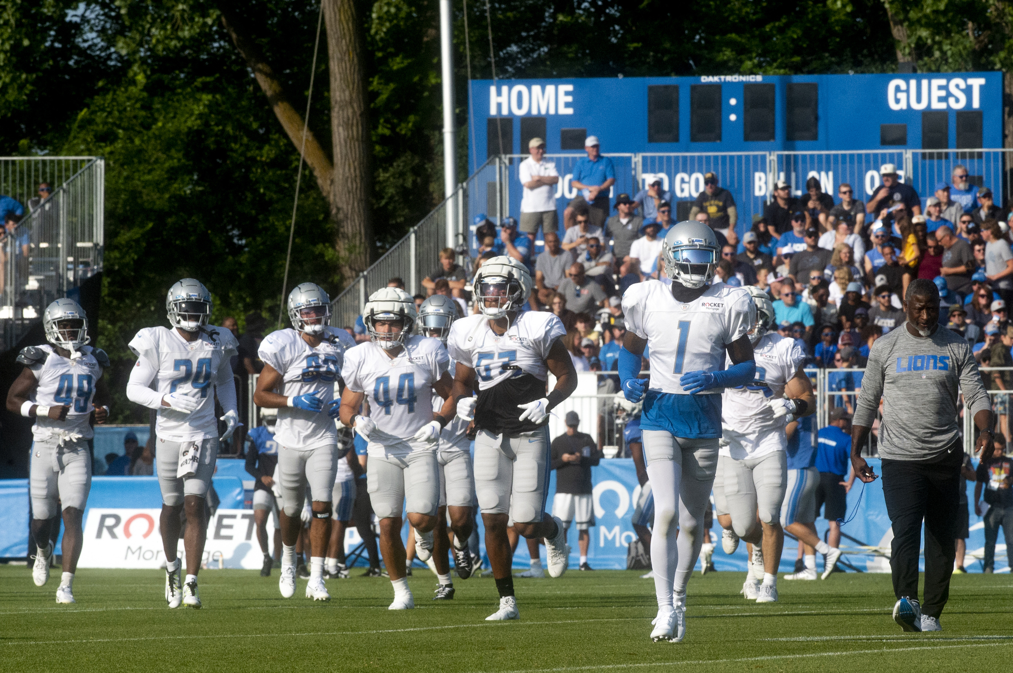 Aidan Hutchinson's smile, Jahmyr Gibbs selfie: See more photos from Lions  training camp 