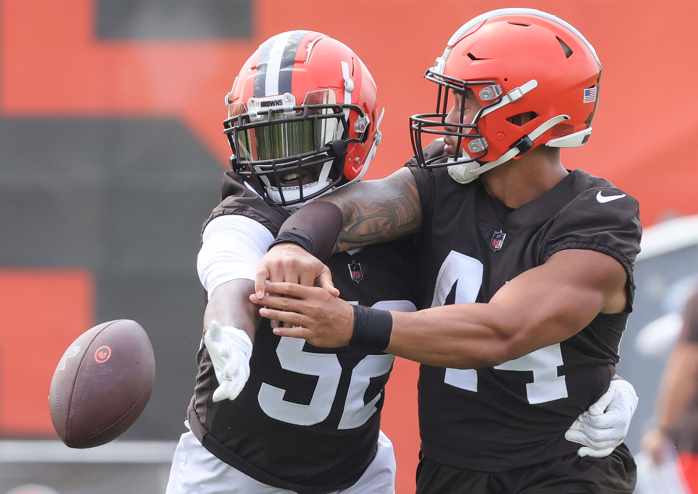 Cleveland Browns linebacker Sione Takitaki participates in drills