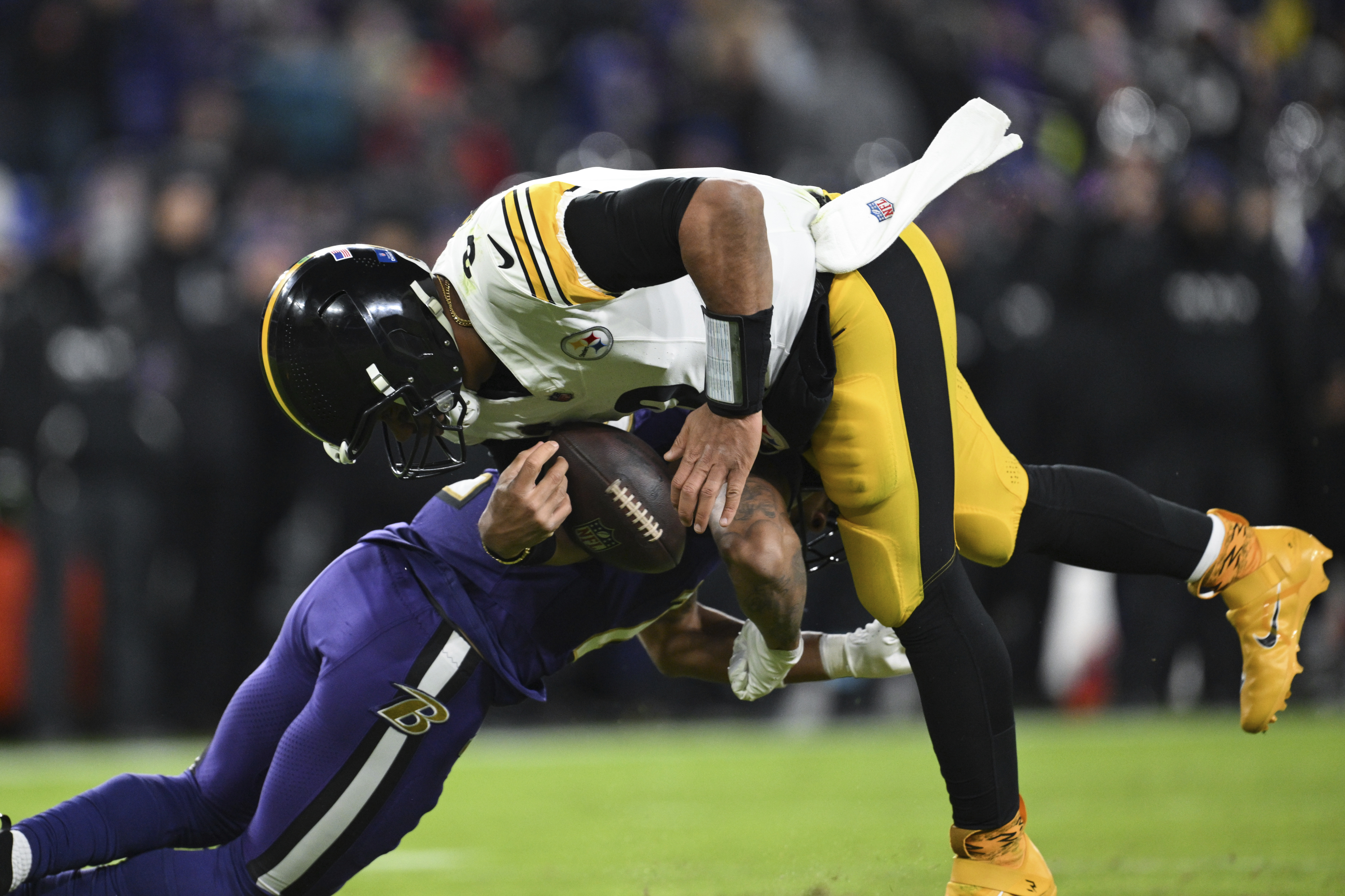Ravens safety takes brutal shot at Russell Wilson after forcing