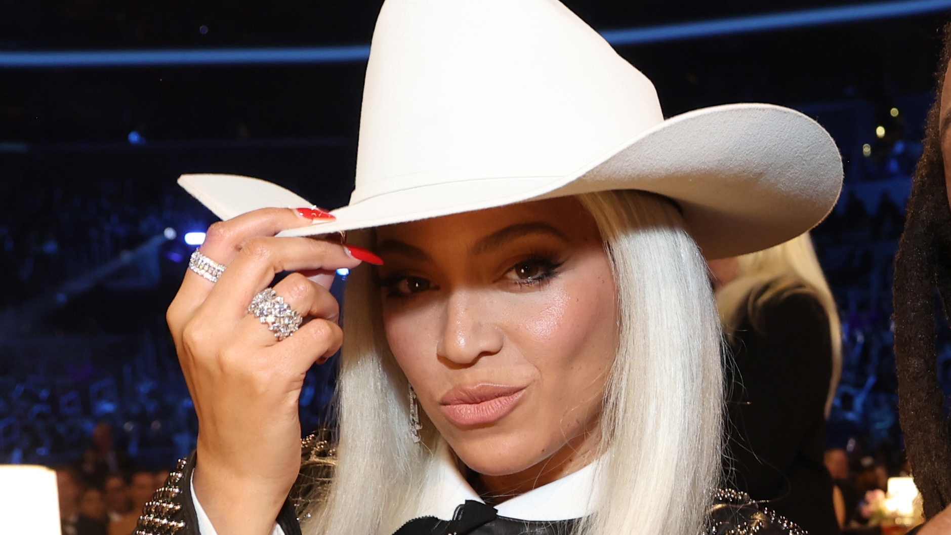 ?NWT- This fabulous Iridescent hat screams I’m a Beyonce Fan!! 01jg4raheba3mhb94ytd.jpg main image 2