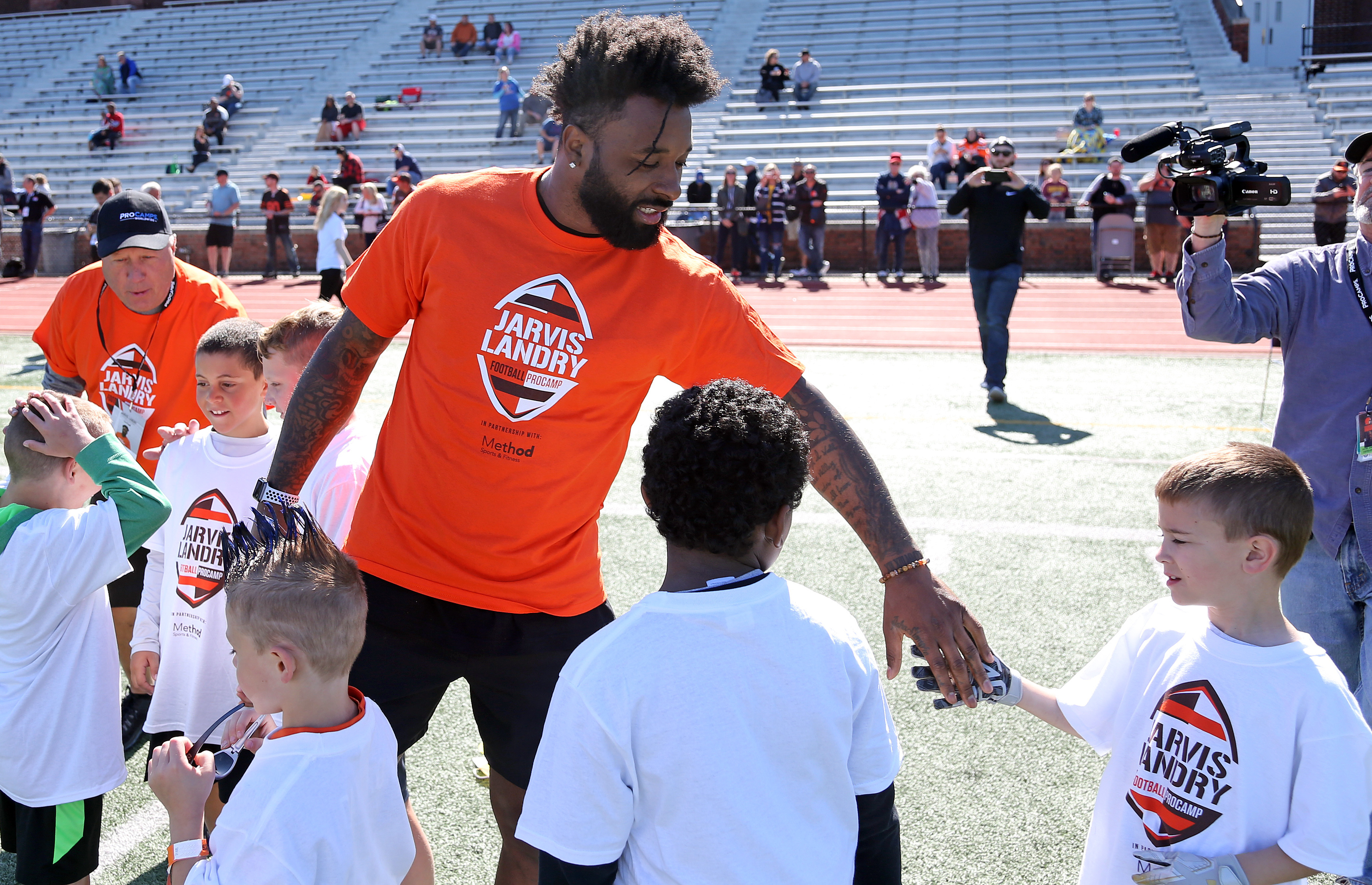 Browns' Jarvis Landry teaches youths at his football ProCamp (video/photos)  