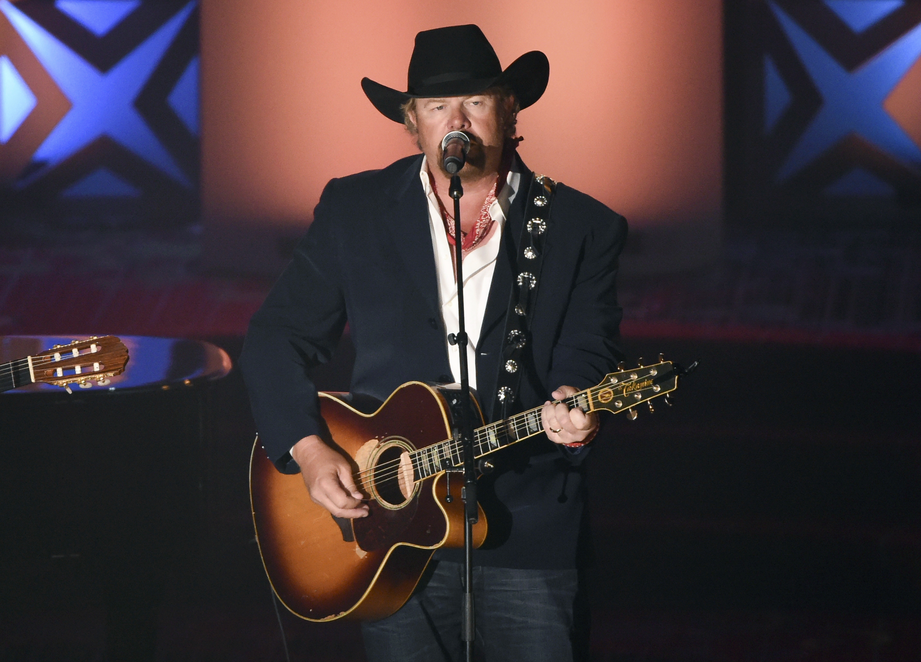 Country icon Toby Keith gives first live TV performance since cancer  diagnosis