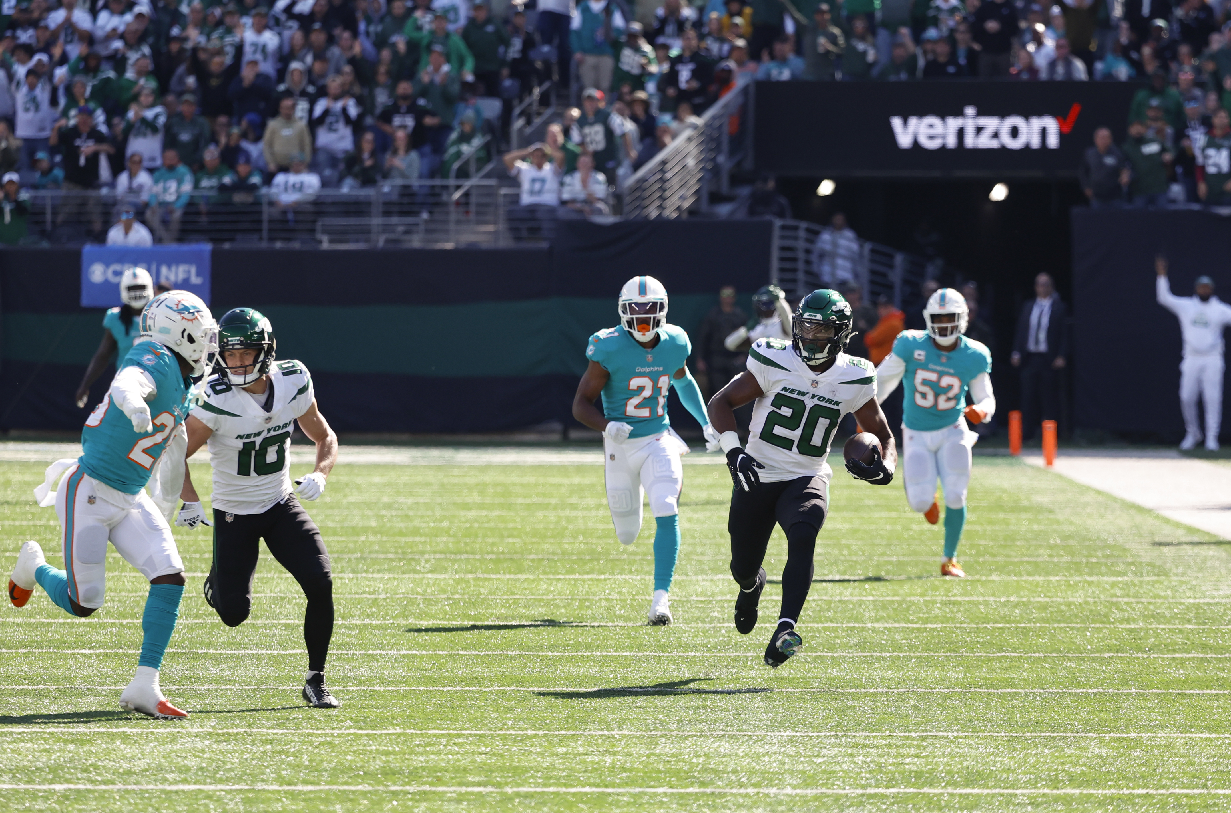 NY Jets fall to Miami Dolphins, 31-24, as OL fails Zach Wilson