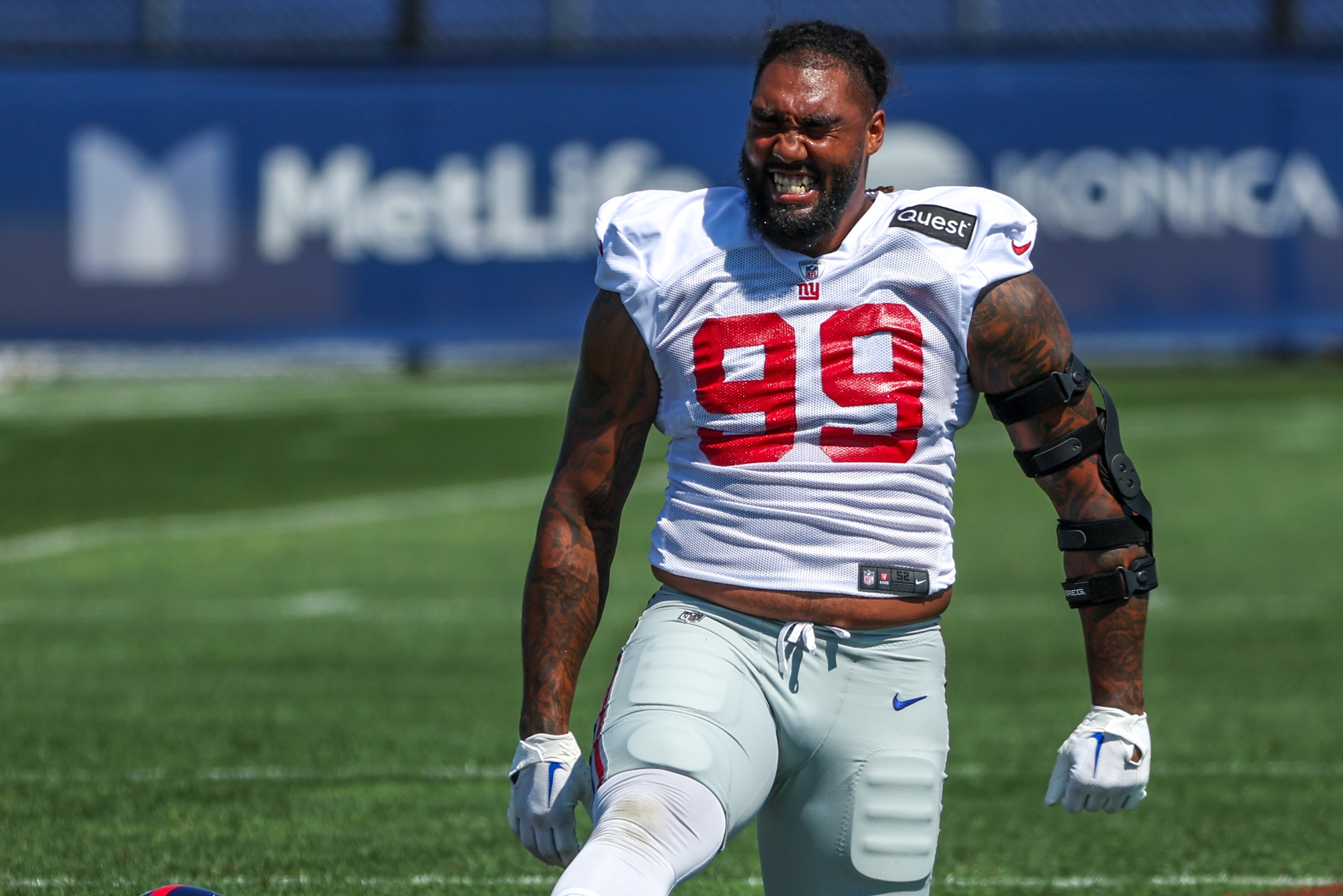 New York Giants defensive end Leonard Williams (99) reacts before