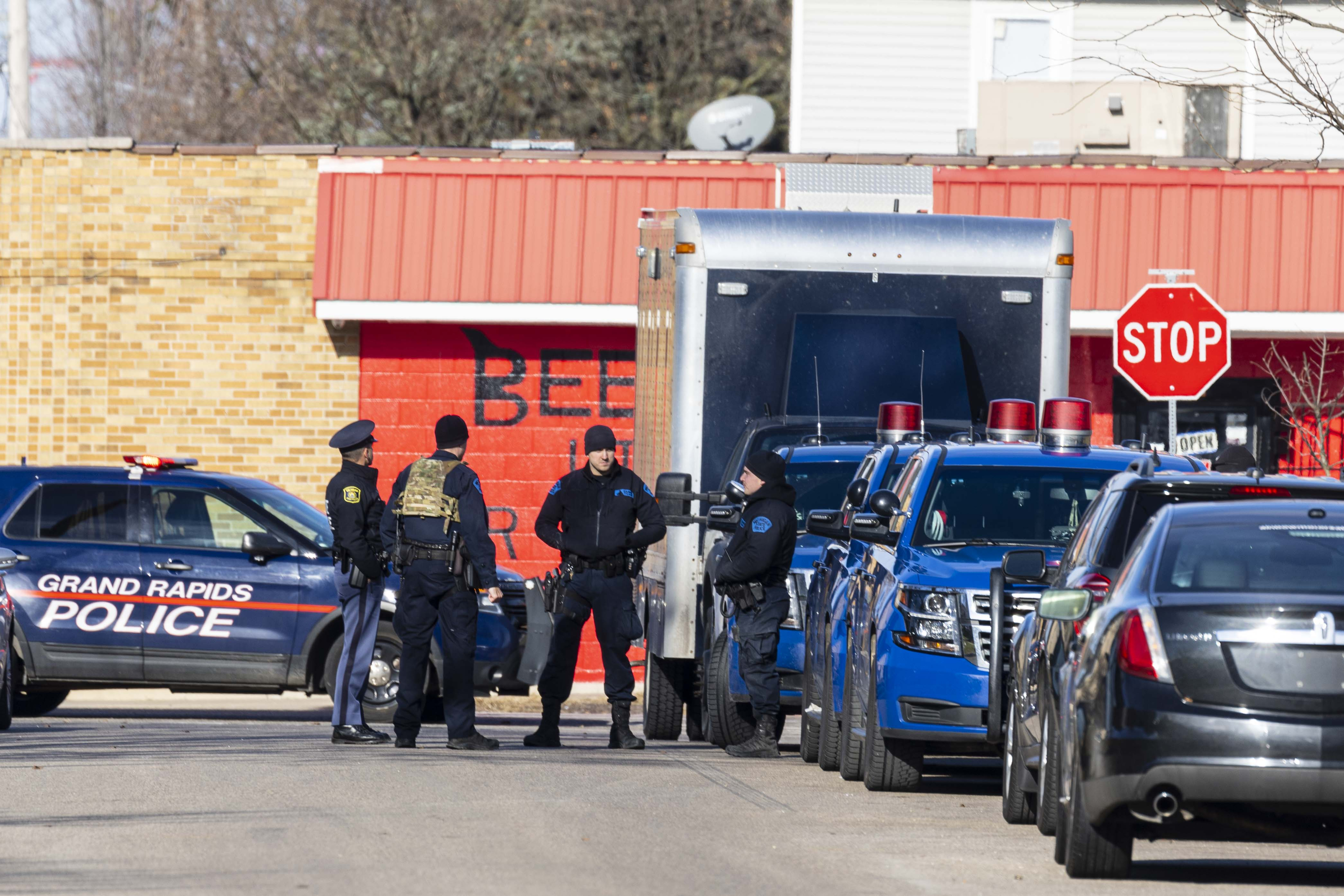 Homicide suspect dead after shootout with police in Grand Rapids ...