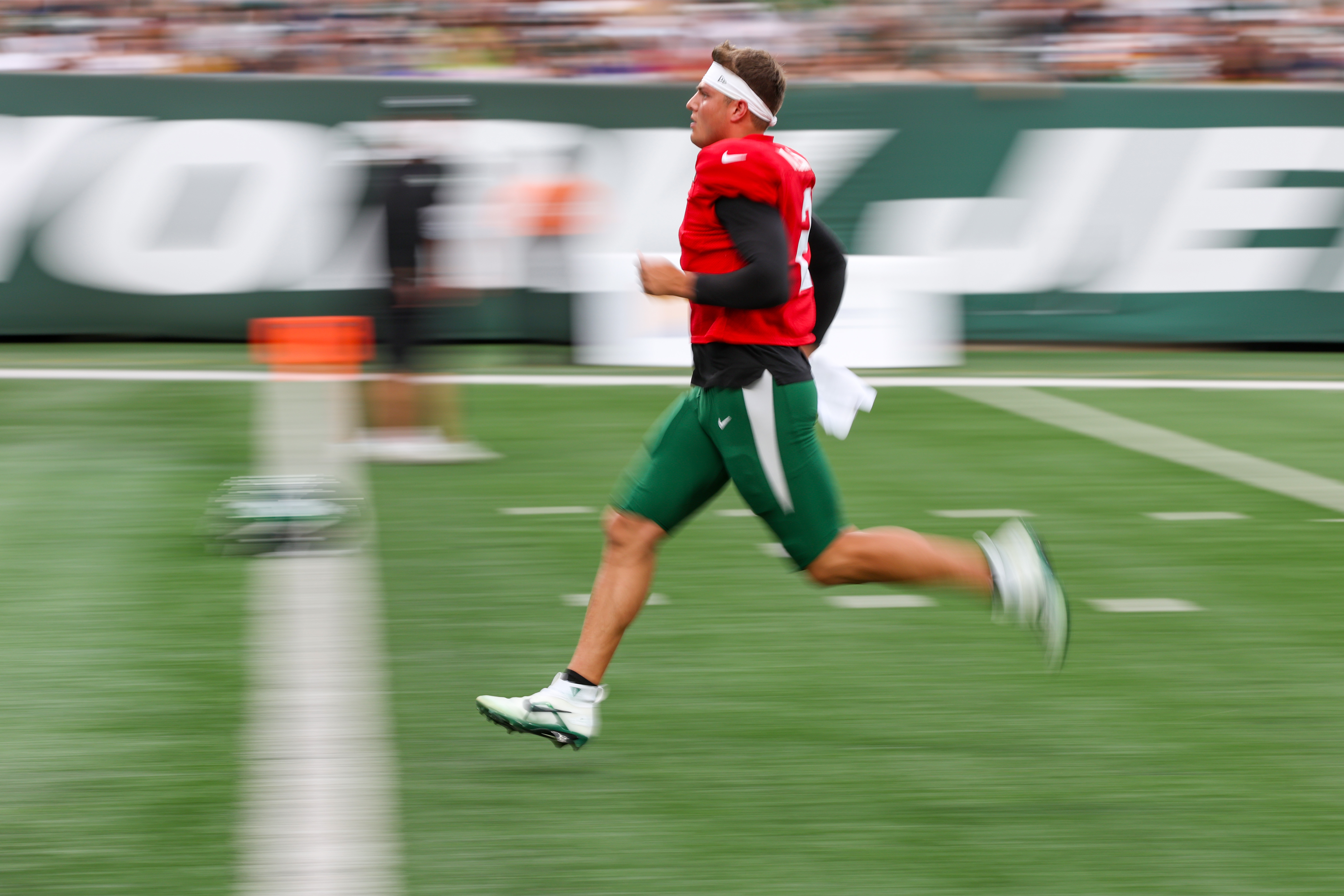 Special moment for child ends Jets' Green & White scrimmage