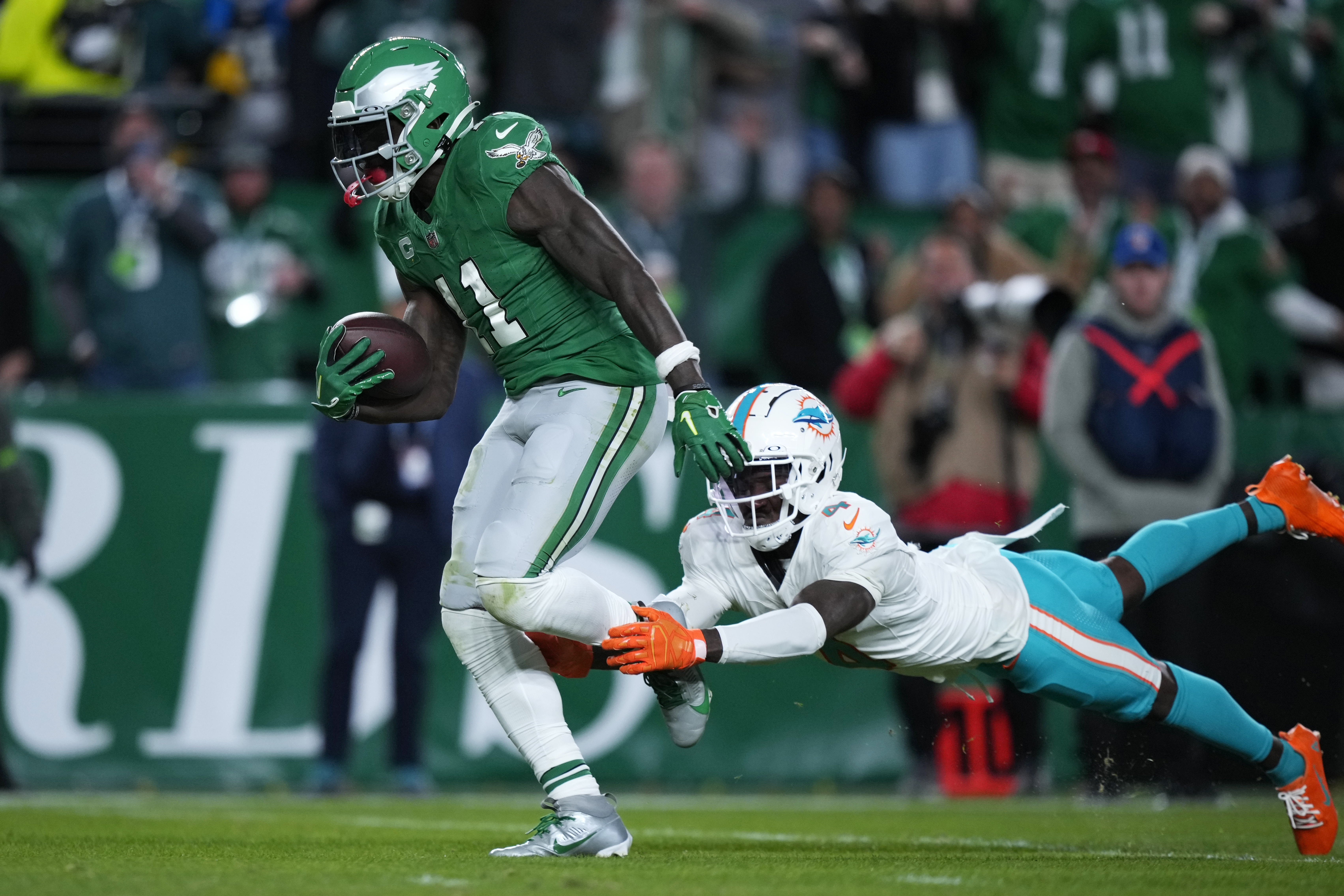 Eagles' wide receiver DeVonta Smith wants to block like Jordan Mailata