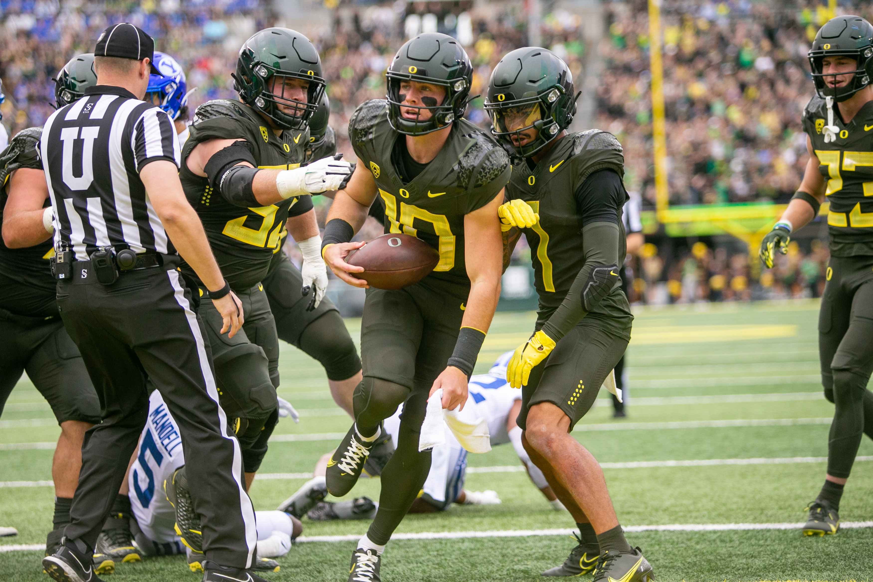 Bo Nix's big day helps No. 25 Oregon take down No. 12 BYU - Los Angeles  Times