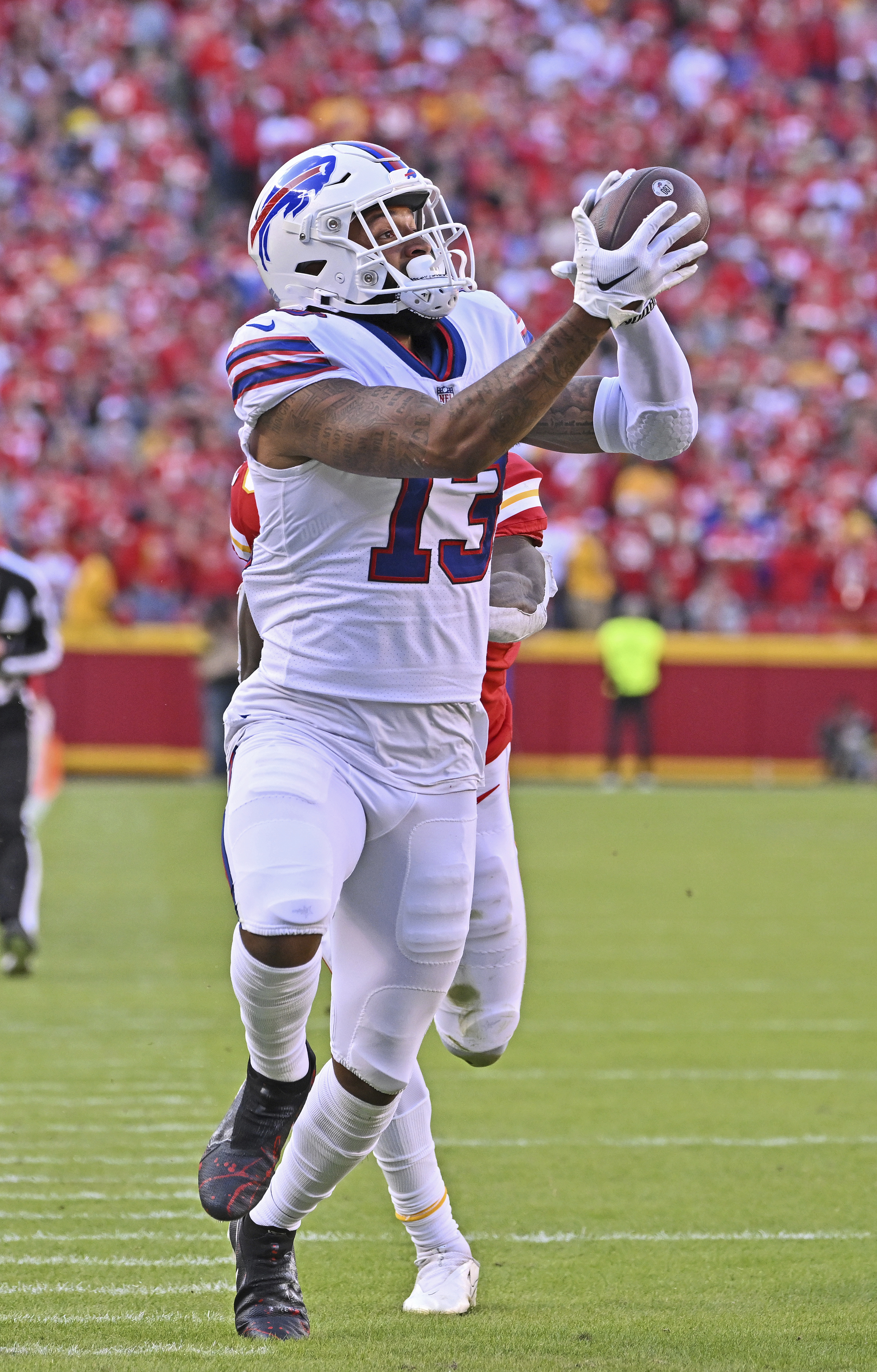 KANSAS CITY, MO - OCTOBER 16: Buffalo Bills running back James Cook (28)  catches a ball before an NFL game between the Buffalo Bills and Kansas City  Chiefs on October 16, 2022