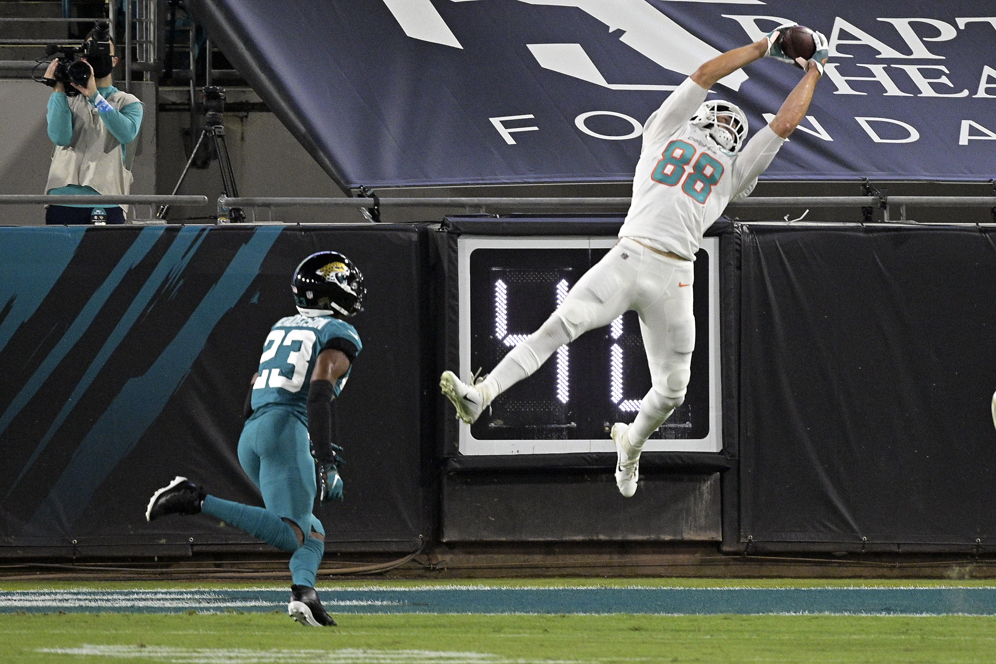 Miami Dolphins roll past the Jacksonville Jaguars: Recap, score
