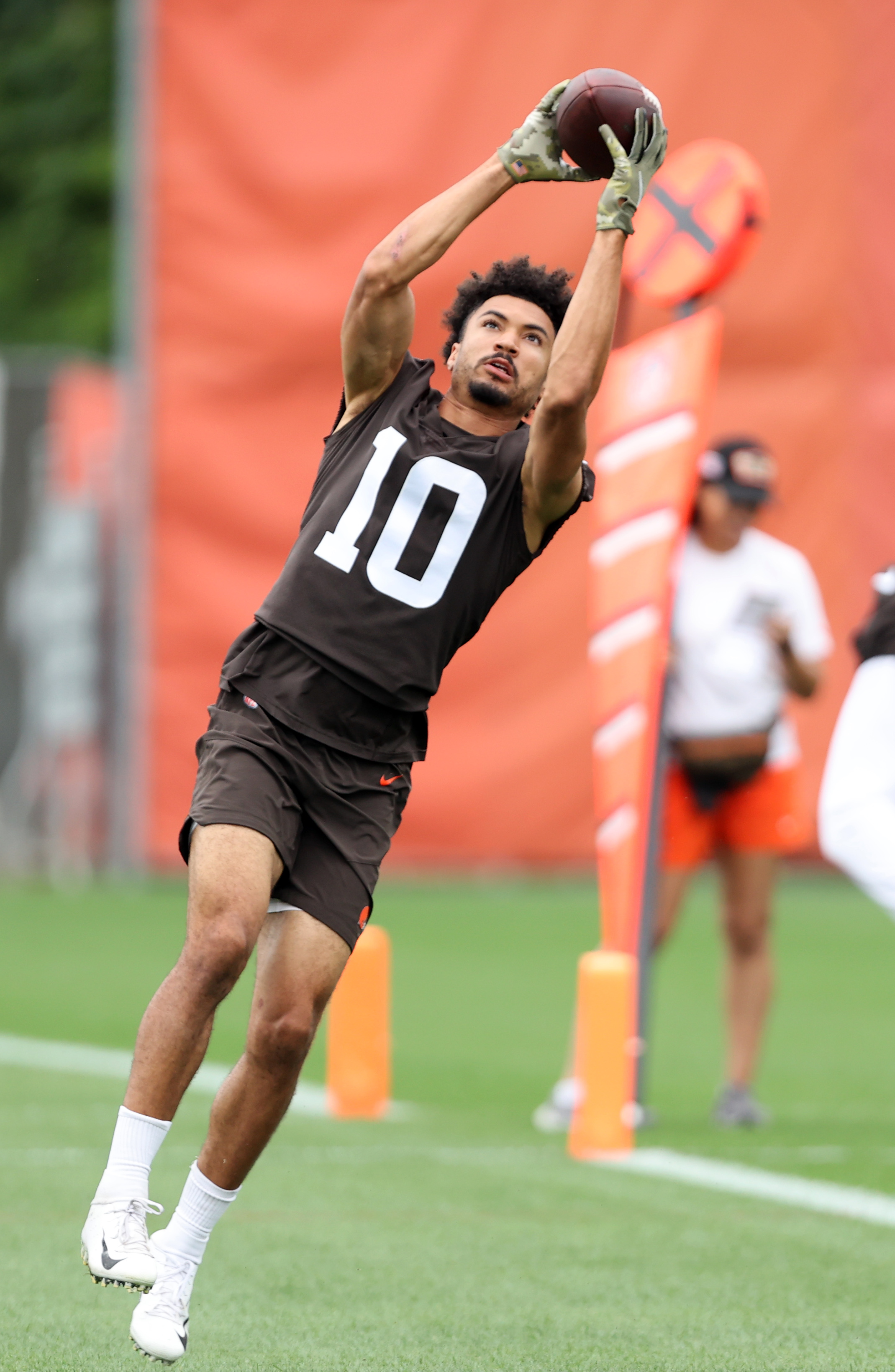 Cleveland Browns wide receiver Anthony Schwartz runs a drill