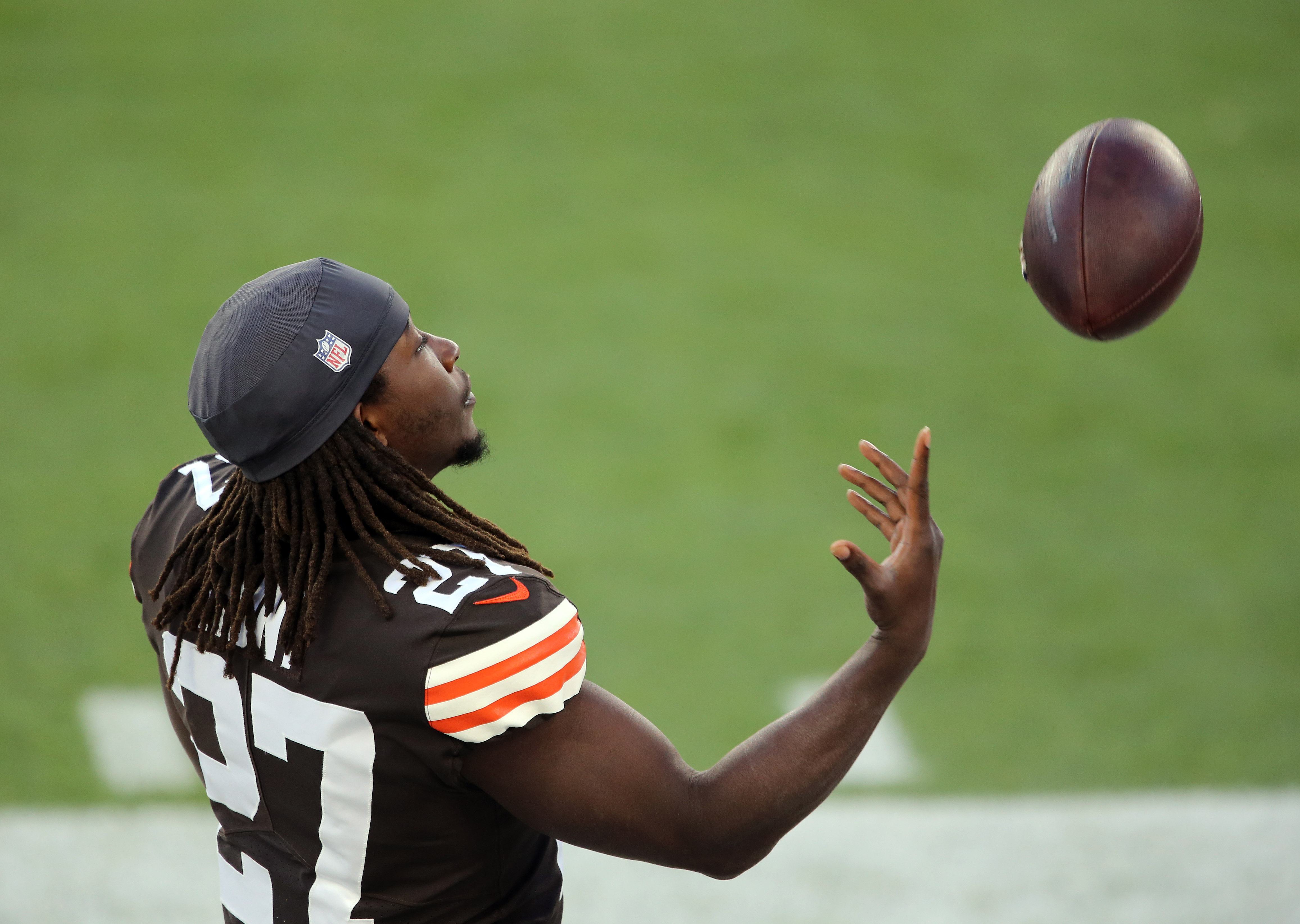 Kareem Hunt signs 2nd-round tender with the Browns worth $3.259 million 