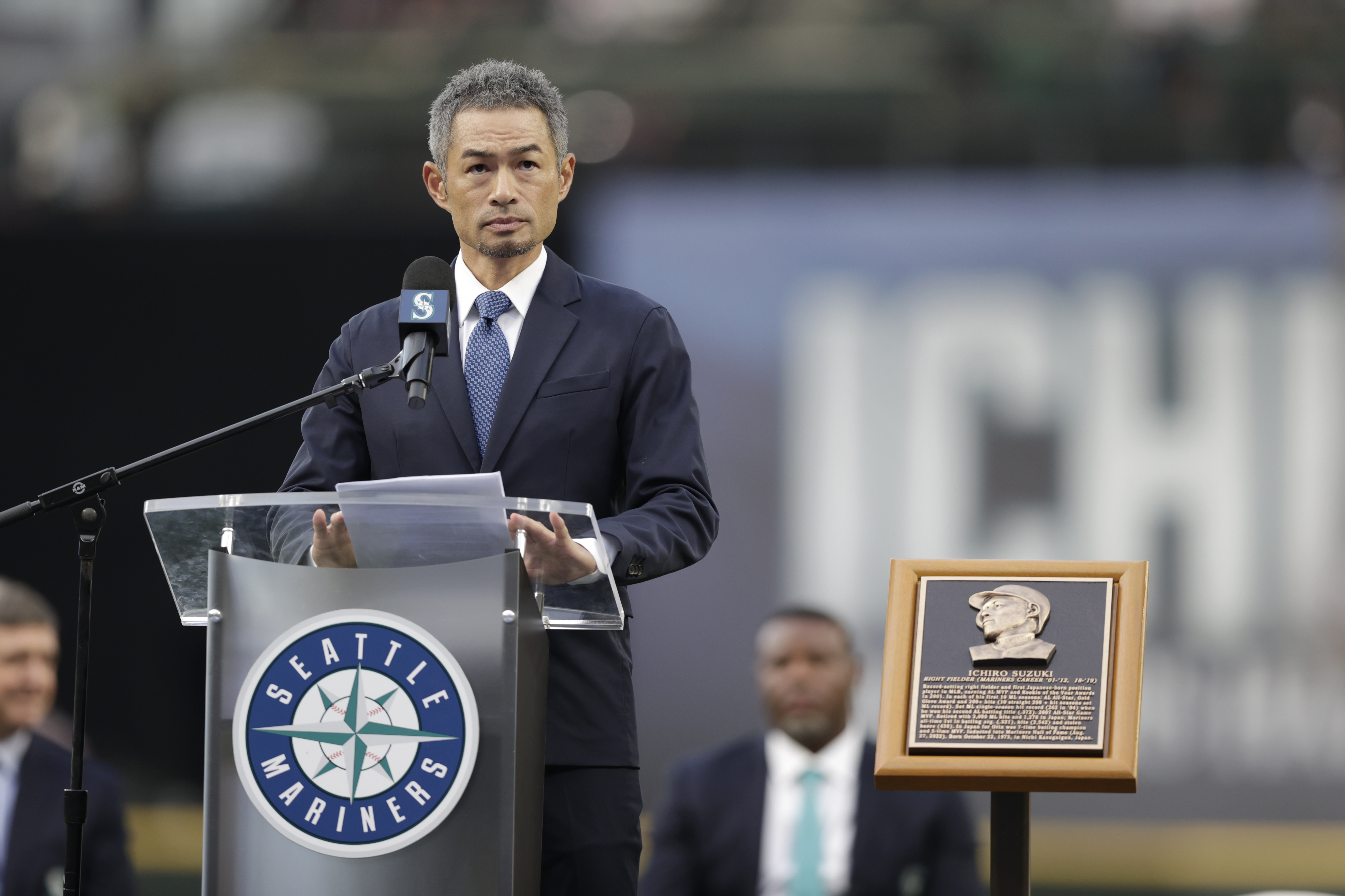 Ichiro Suzuki retires to ovation after sparkling 27-year baseball career, MLB