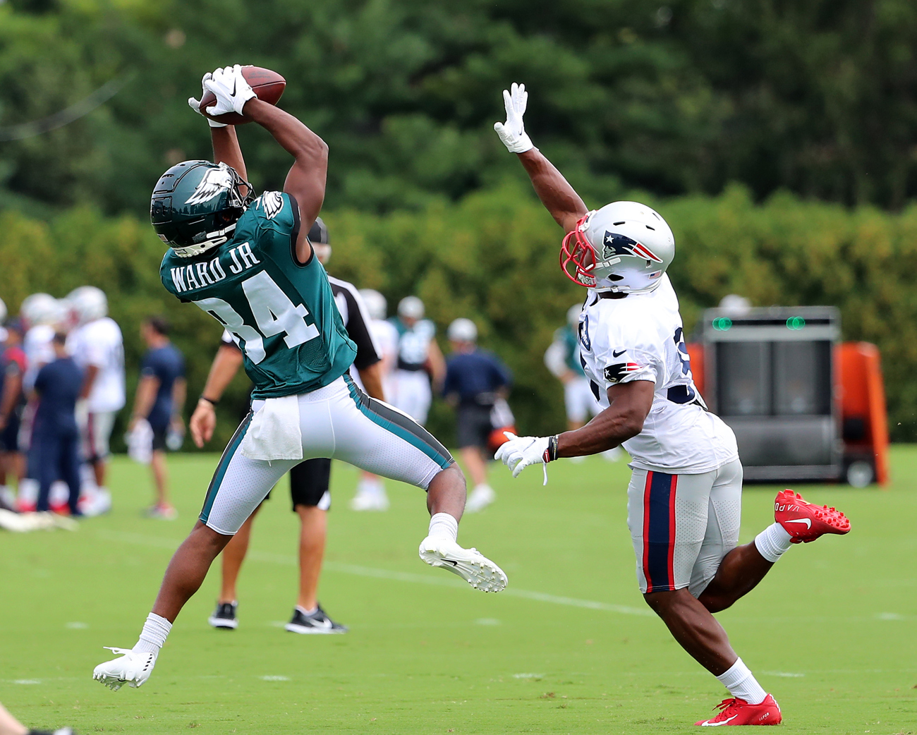 Ex-Eagles Nelson Agholor, Jalen Mills happy with Patriots, green hair