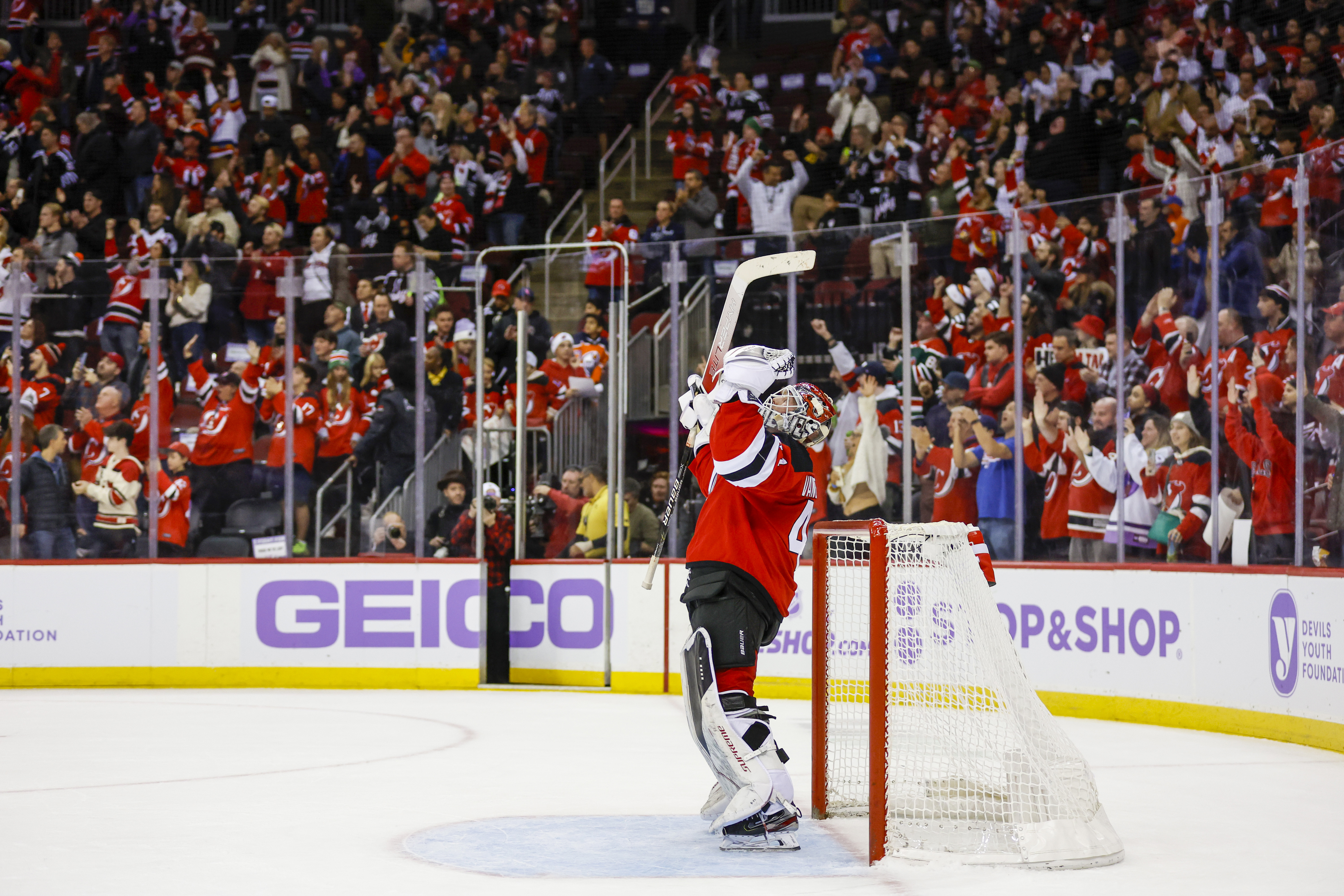 Vanecek makes 32 saves as Devils roll past Red Wings, 5-1 – The Oakland  Press