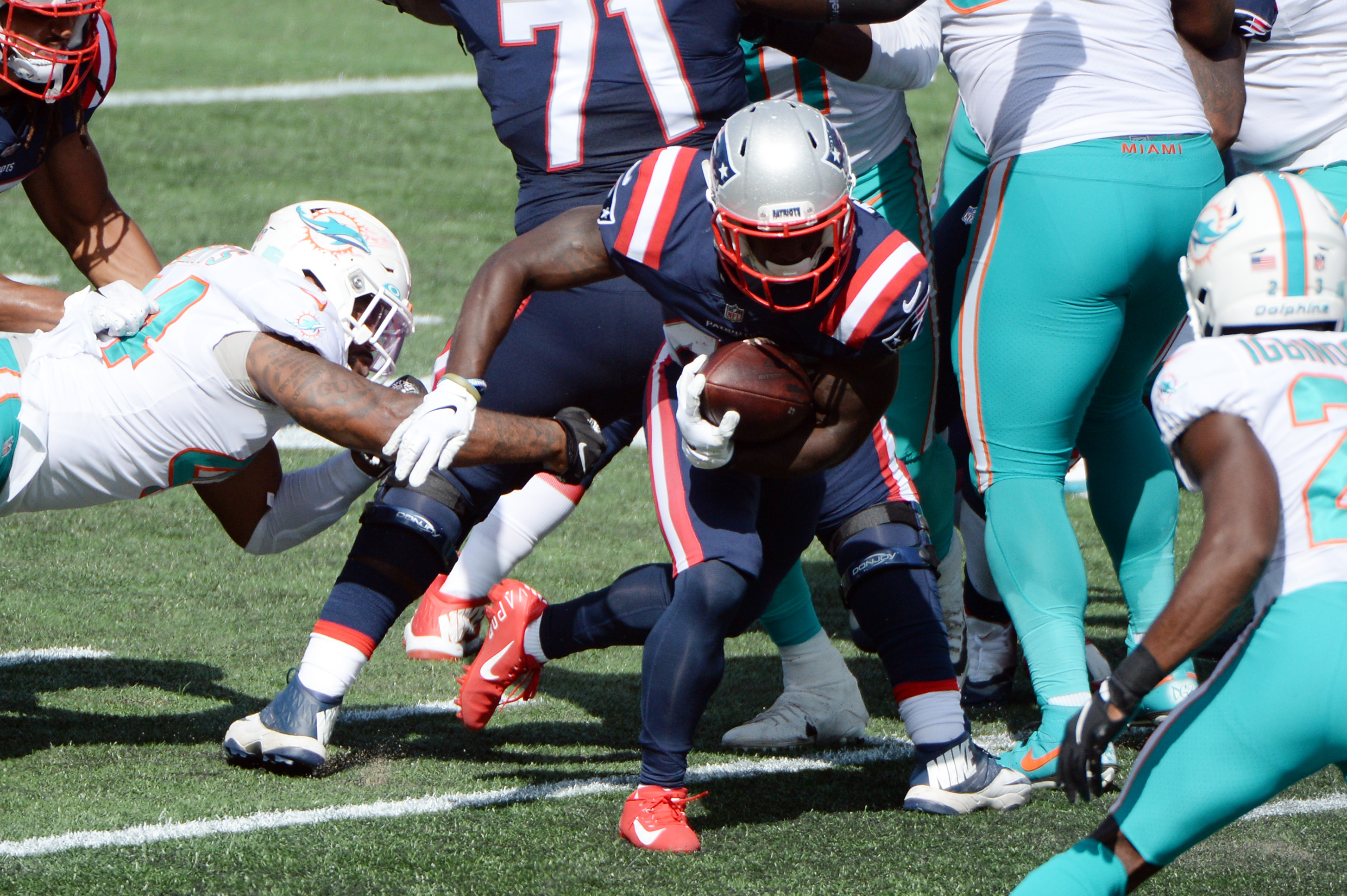 Patriots signing of Arizona running back J.J. Taylor lauded by Pro