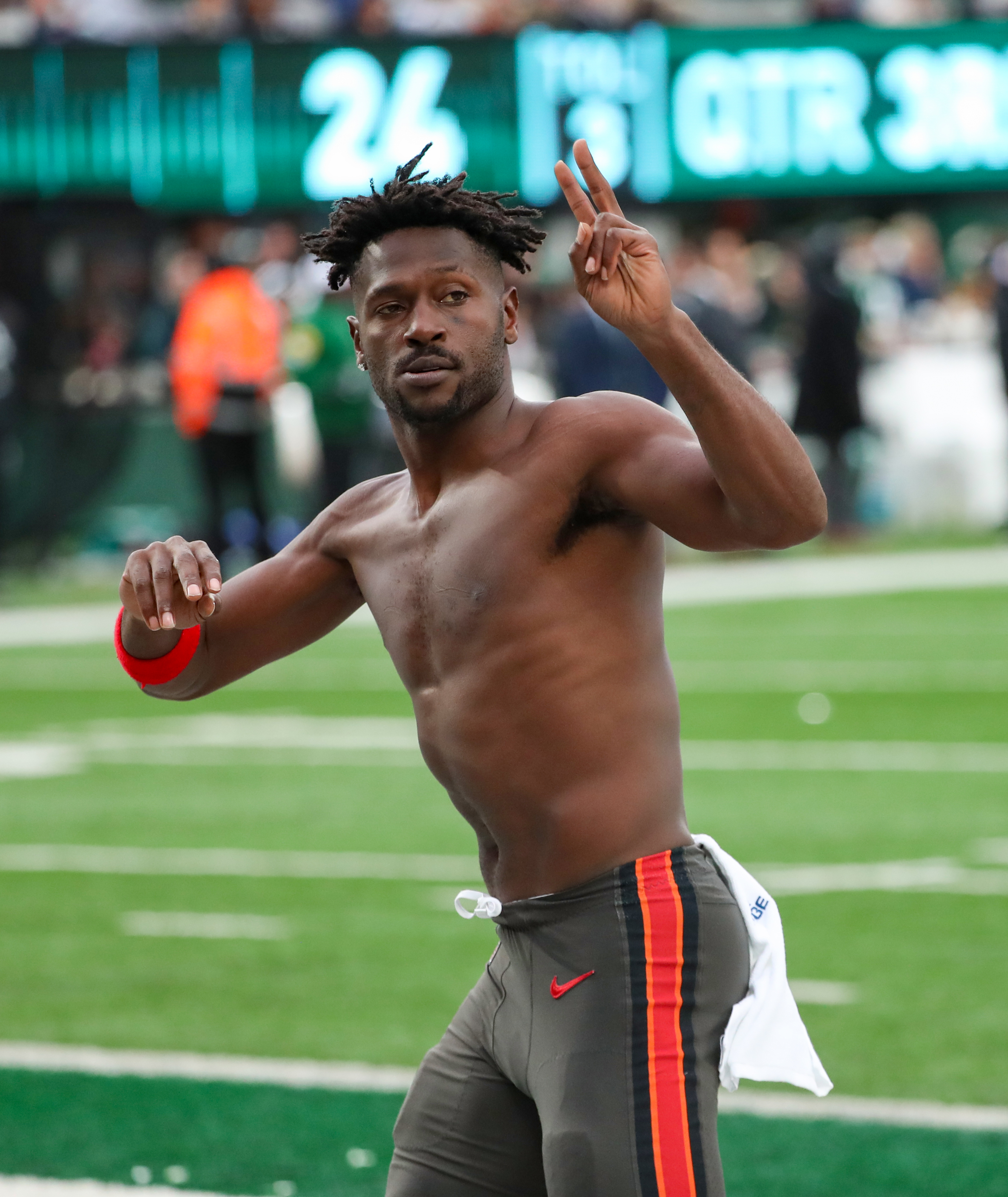 NFL analysts plead for Antonio Brown to get help after meltdown during  Buccaneers-Jets game at MetLife Stadium (PHOTOS) 