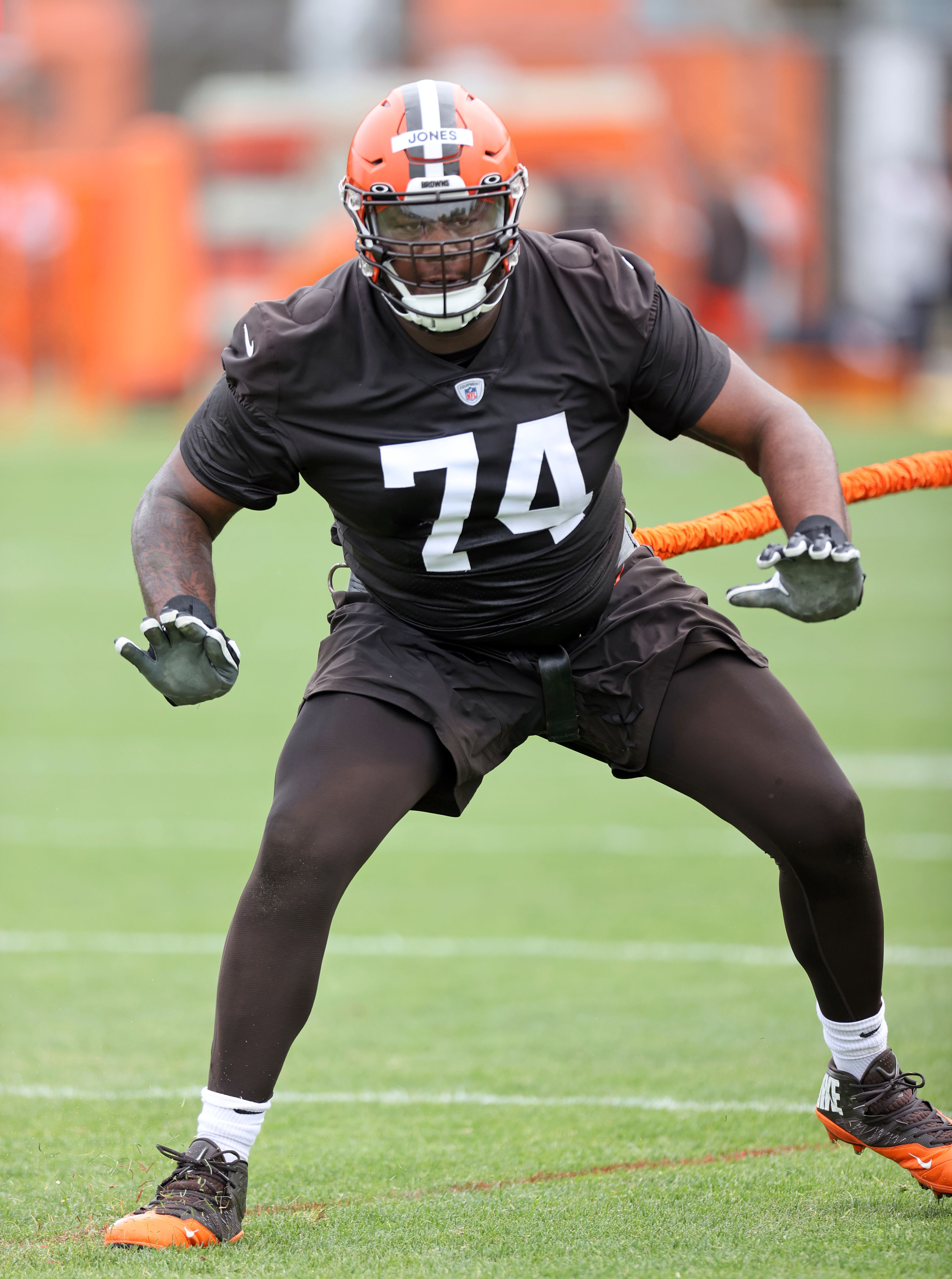 Cleveland Browns rookie Dorian Thompson-Robinson (17) calls a play during  the NFL football team's rookie minicamp in Berea, Ohio, Friday, May 12,  2023. (AP Photo/Phil Long Stock Photo - Alamy