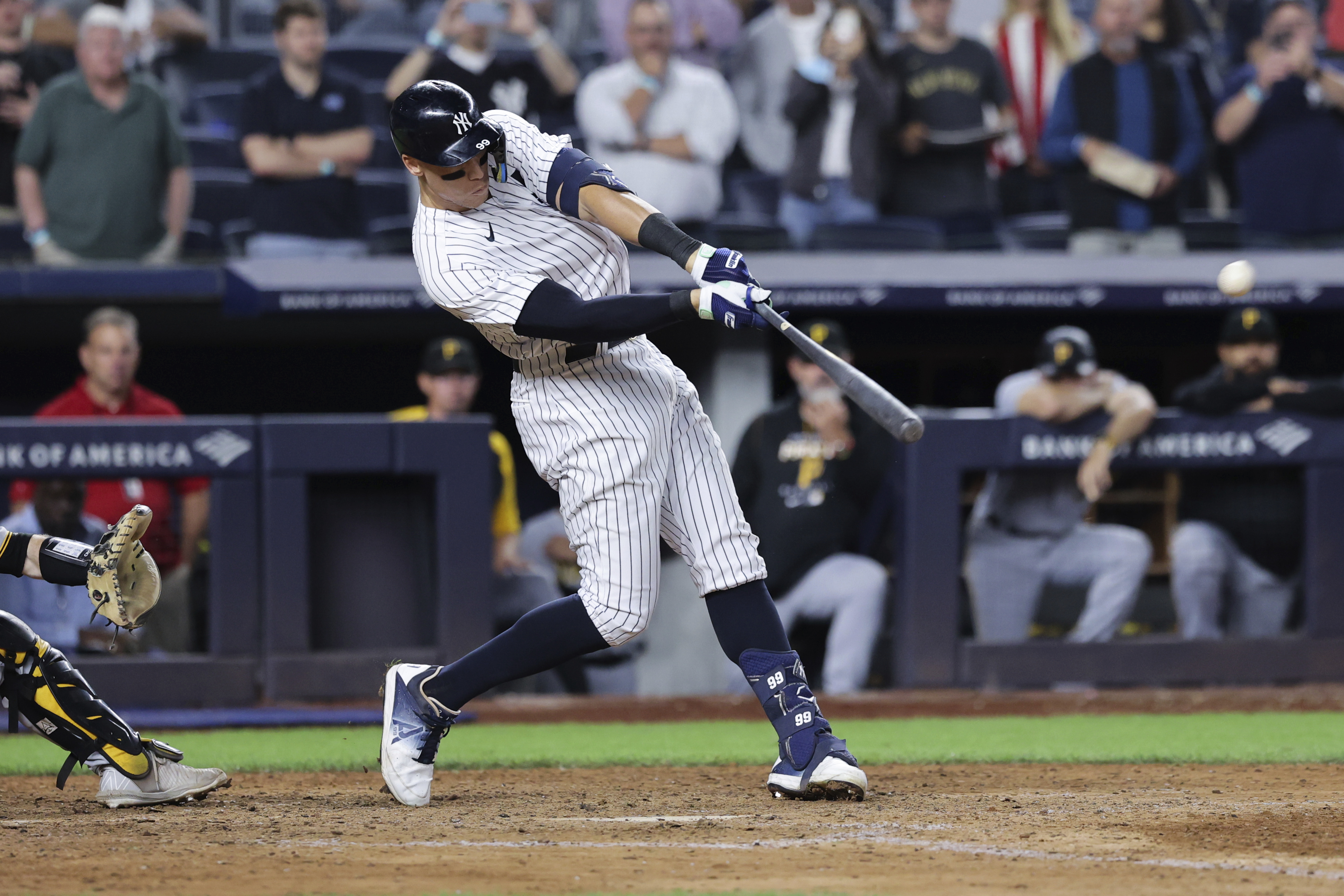 Aaron Judge's 60th homer sparks 5-run 9th as Yankees stun Pirates 
