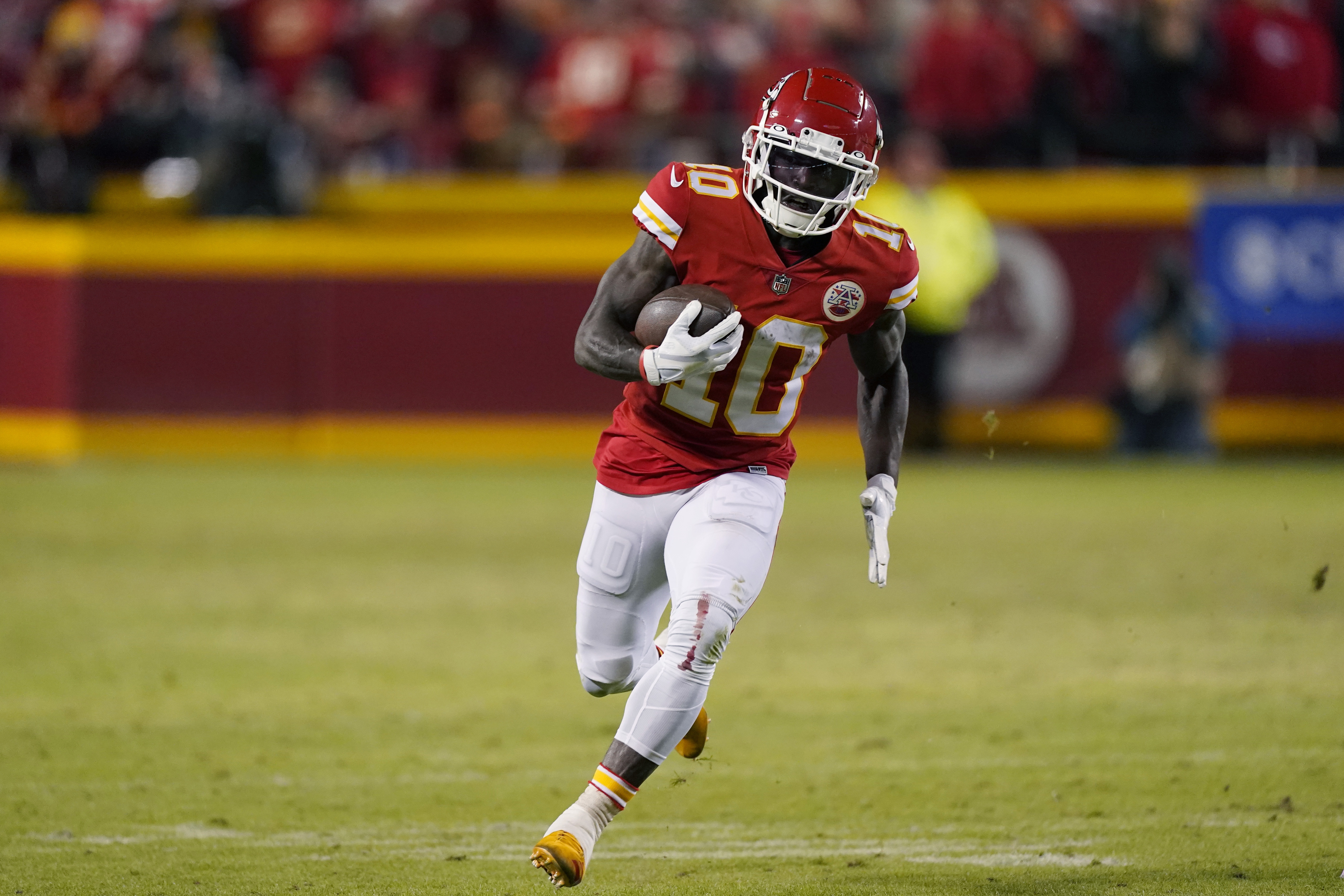 Dolphins trade for Chiefs' Tyreek Hill, beating out Jets to shake