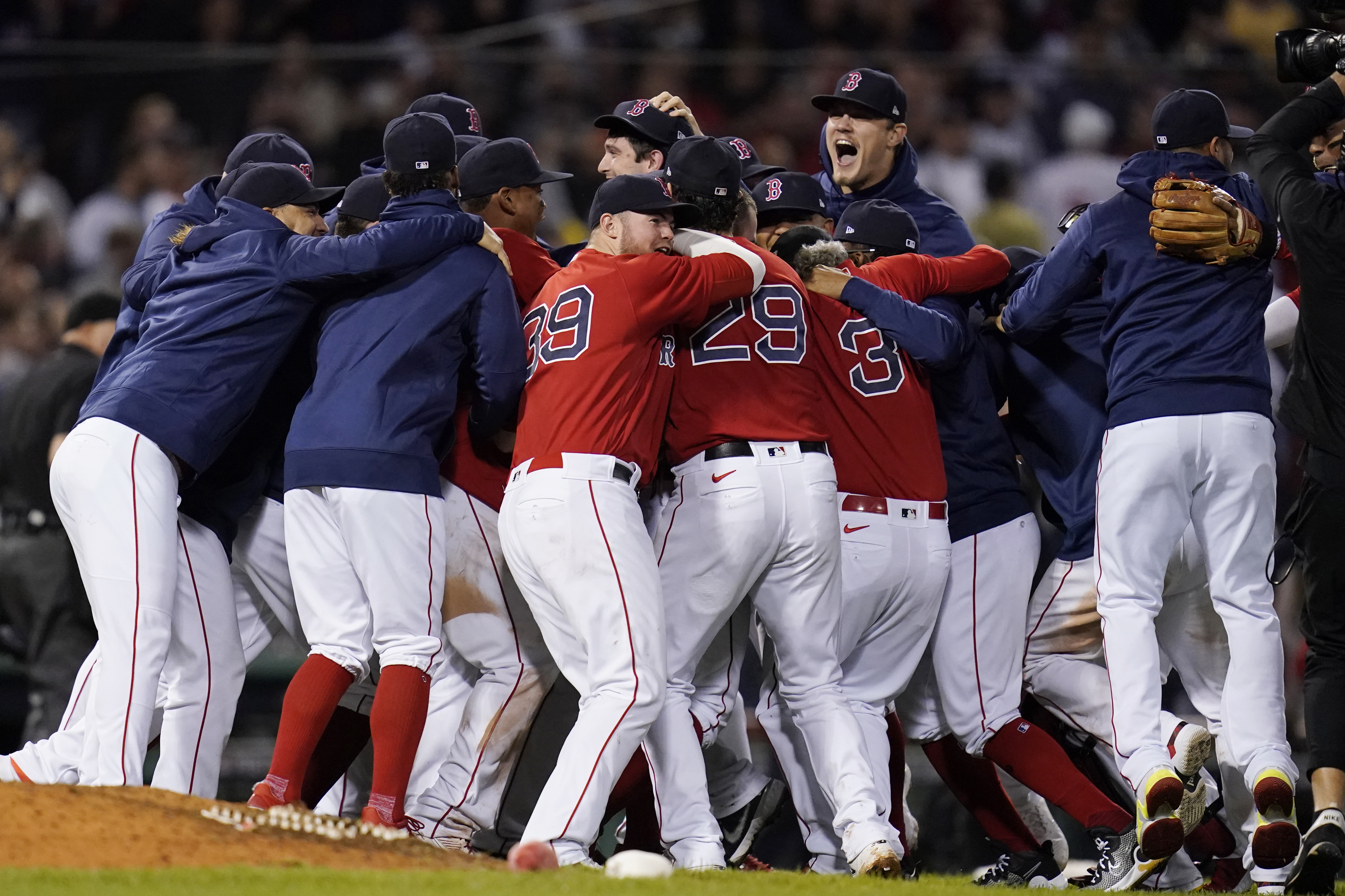 Yankees-Red Sox AL wild-card predictions: Who wins showdown at Fenway?