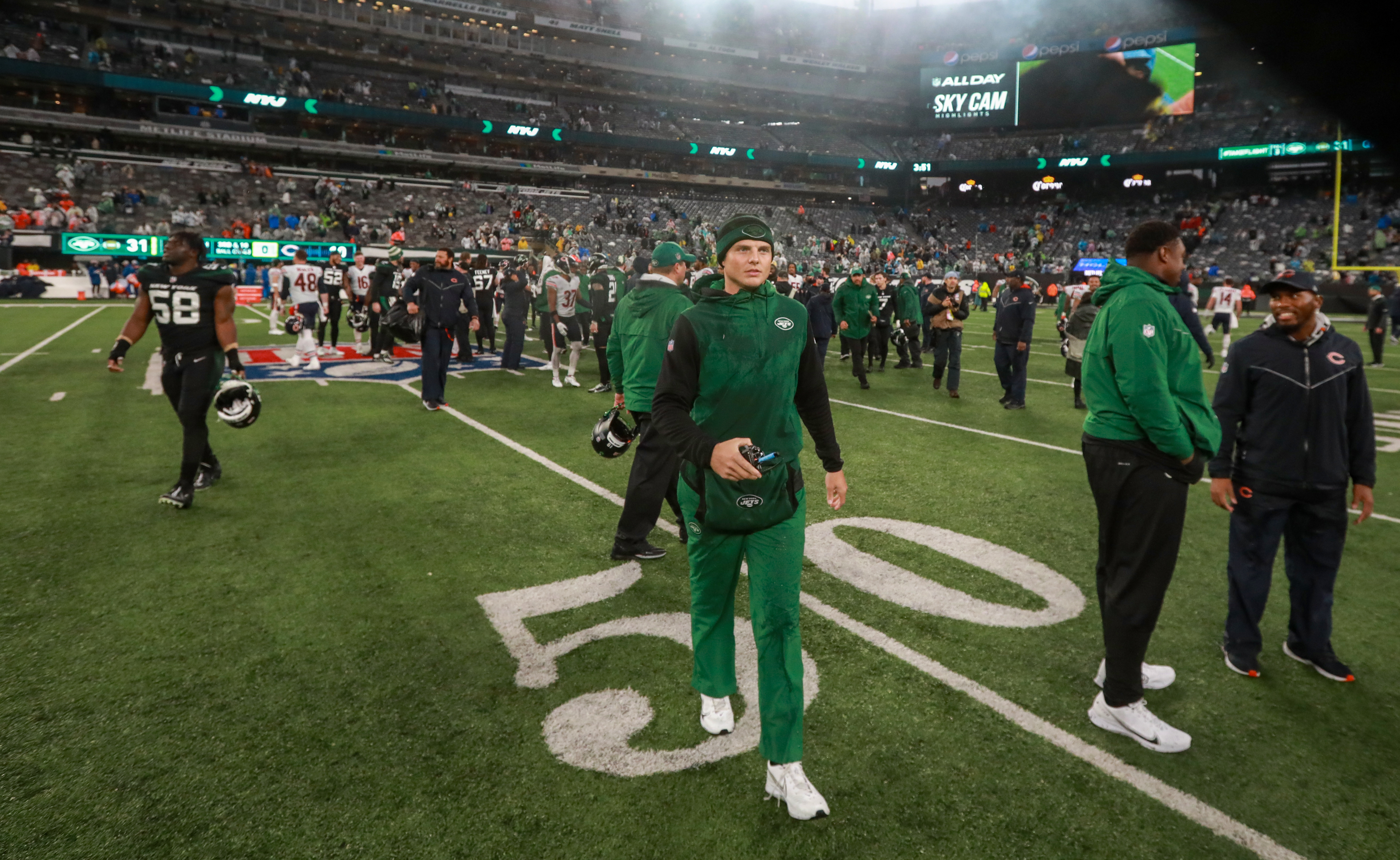 Chicago Bears wide receiver Chase Claypool (10) reacts against the New York  Jets during an NFL football game Sunday, Nov. 27, 2022, in East Rutherford,  N.J. (AP Photo/Adam Hunger Stock Photo - Alamy