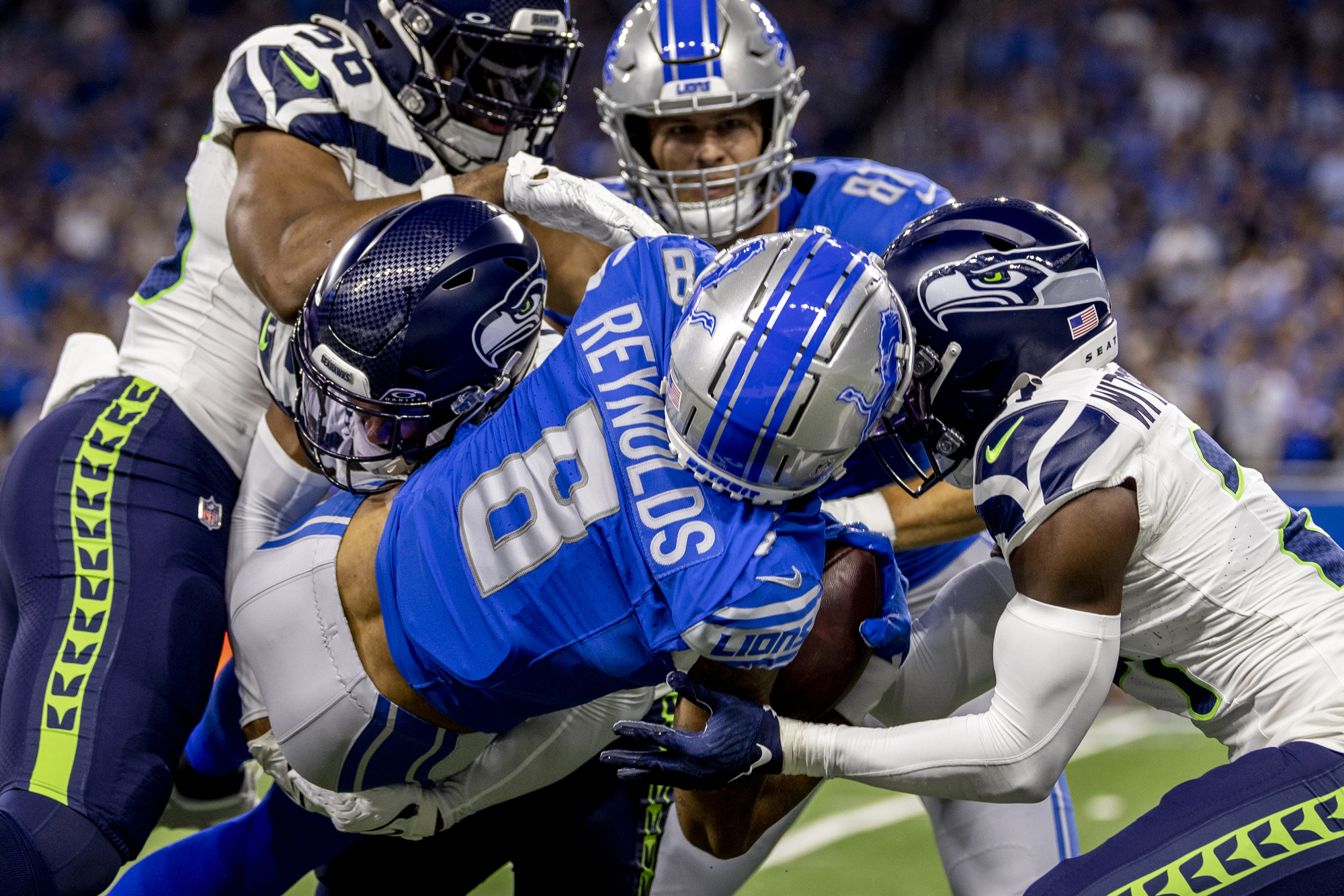 Ford Field on X: Our @Lions staff got here at 6 a.m. and decided to set a  new record of clearing the flooring off the field today. Shaved off TWO  HOURS from