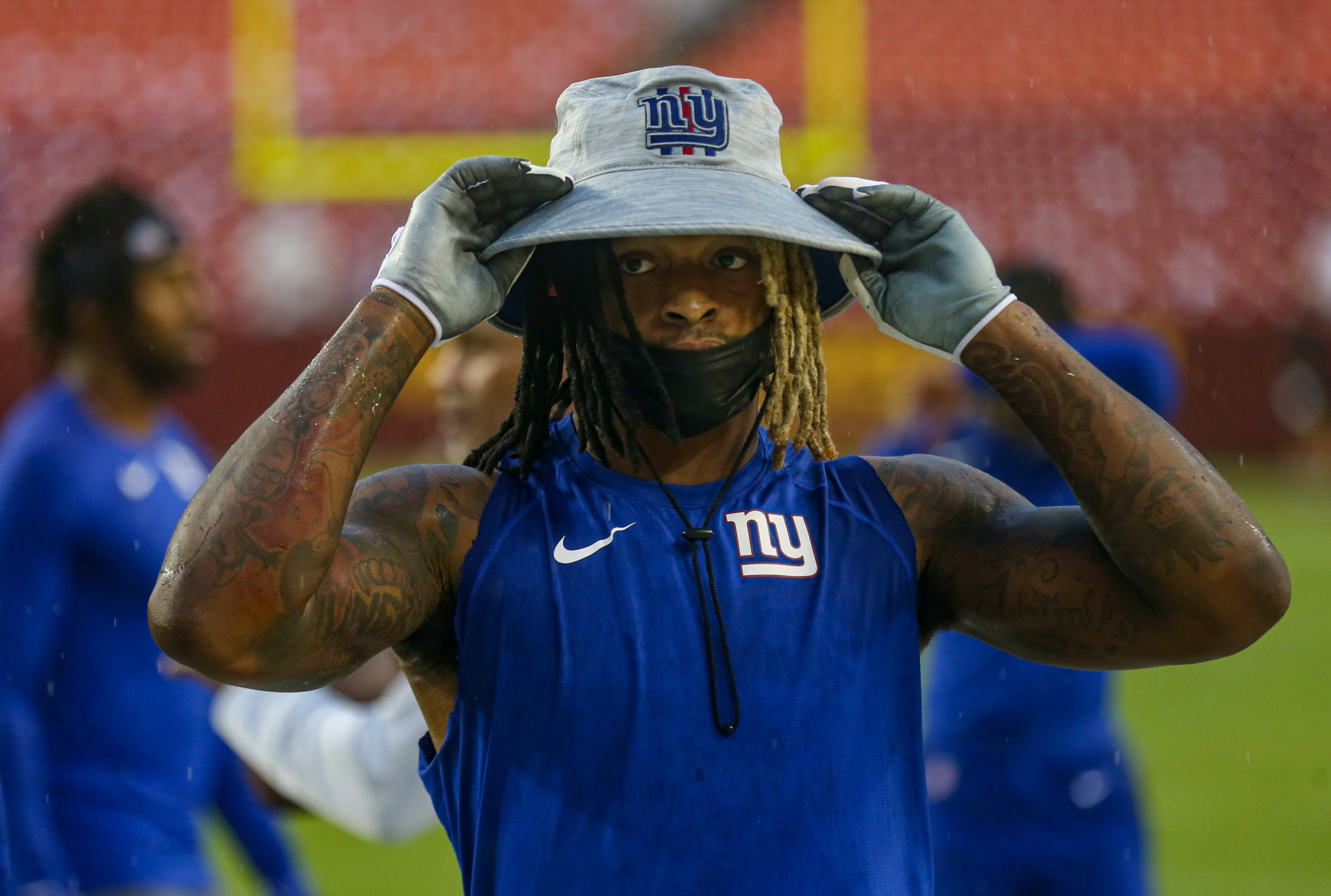 New York Giants safety Xavier McKinney (29) speaks to members of