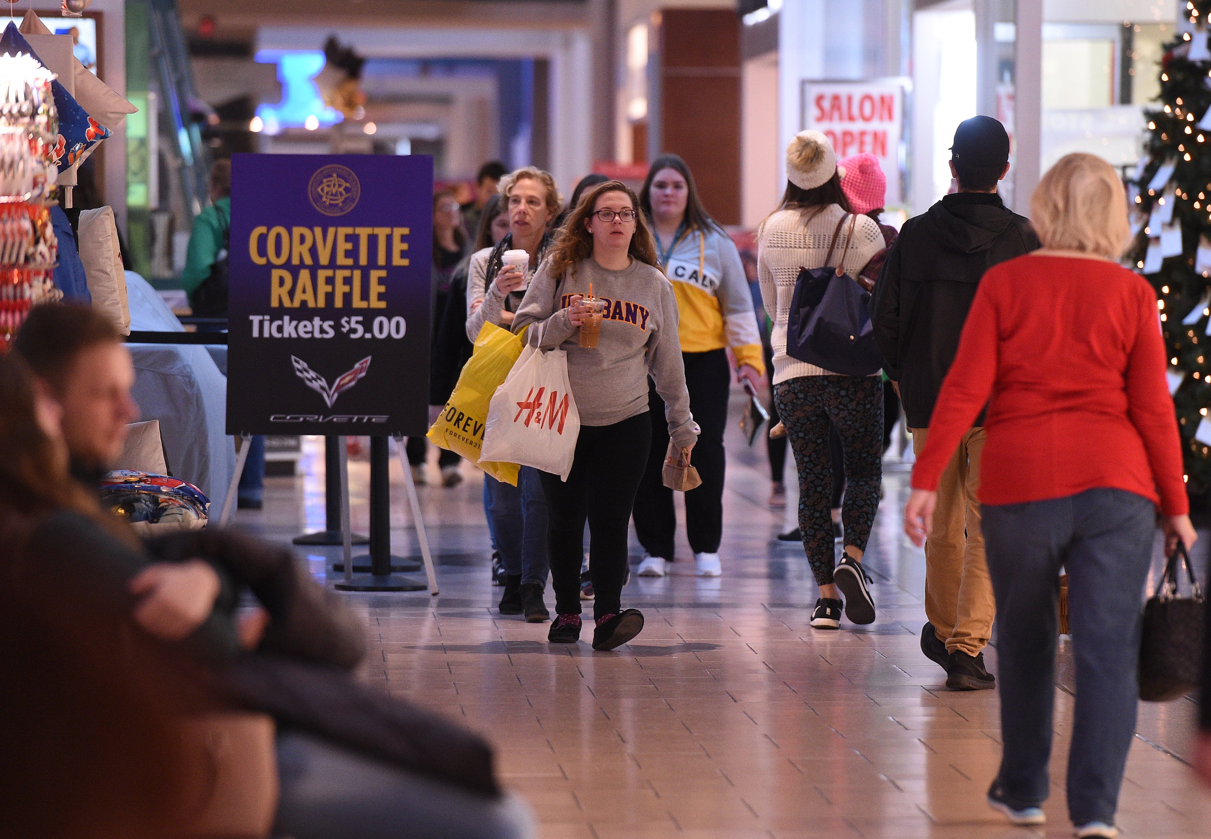 Thin Black Friday crowds mark U.S. holiday shopping kickoff