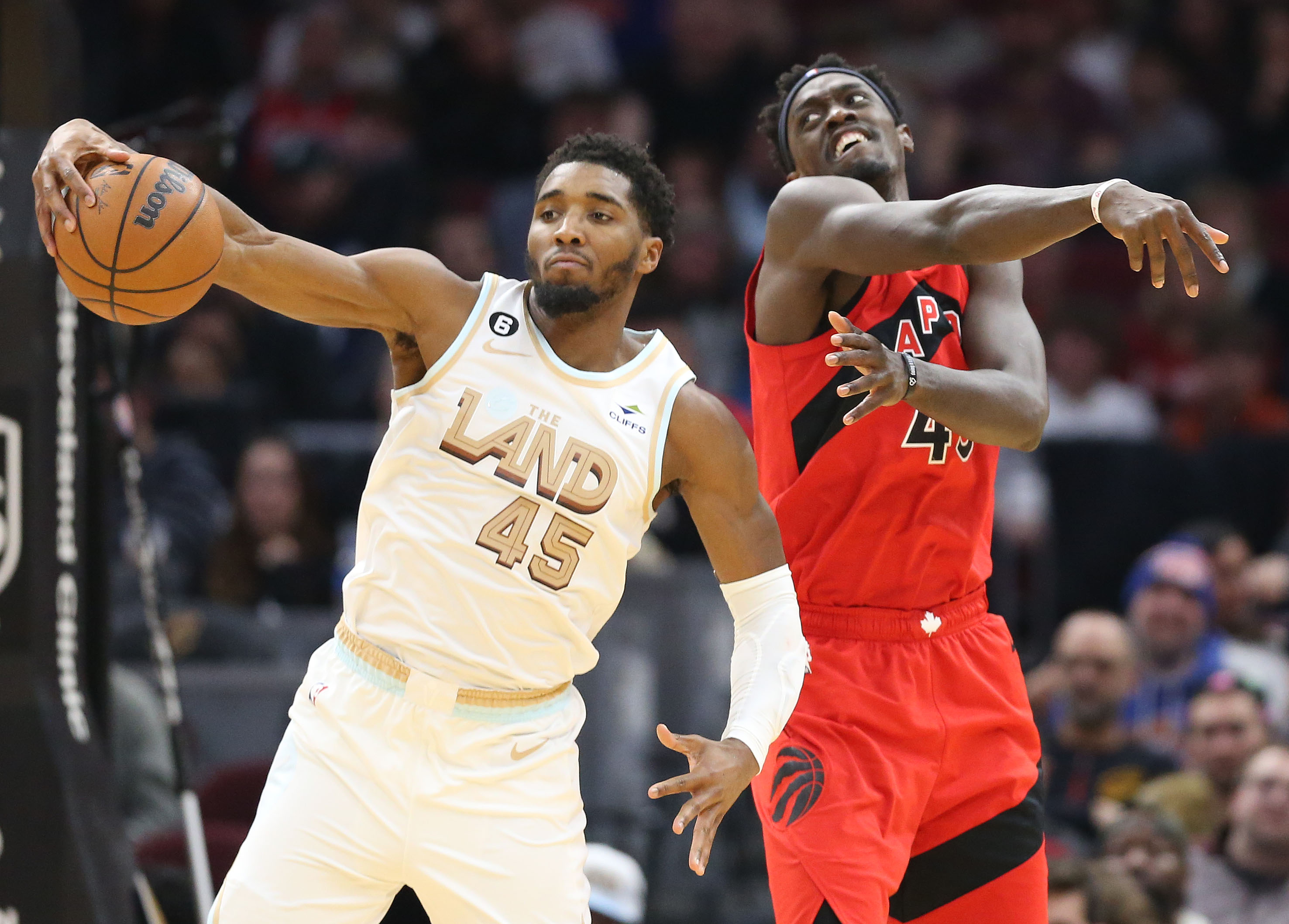 Cleveland Cavaliers buried by Toronto Raptors, as starters get benched in  118-107 loss - cleveland.com
