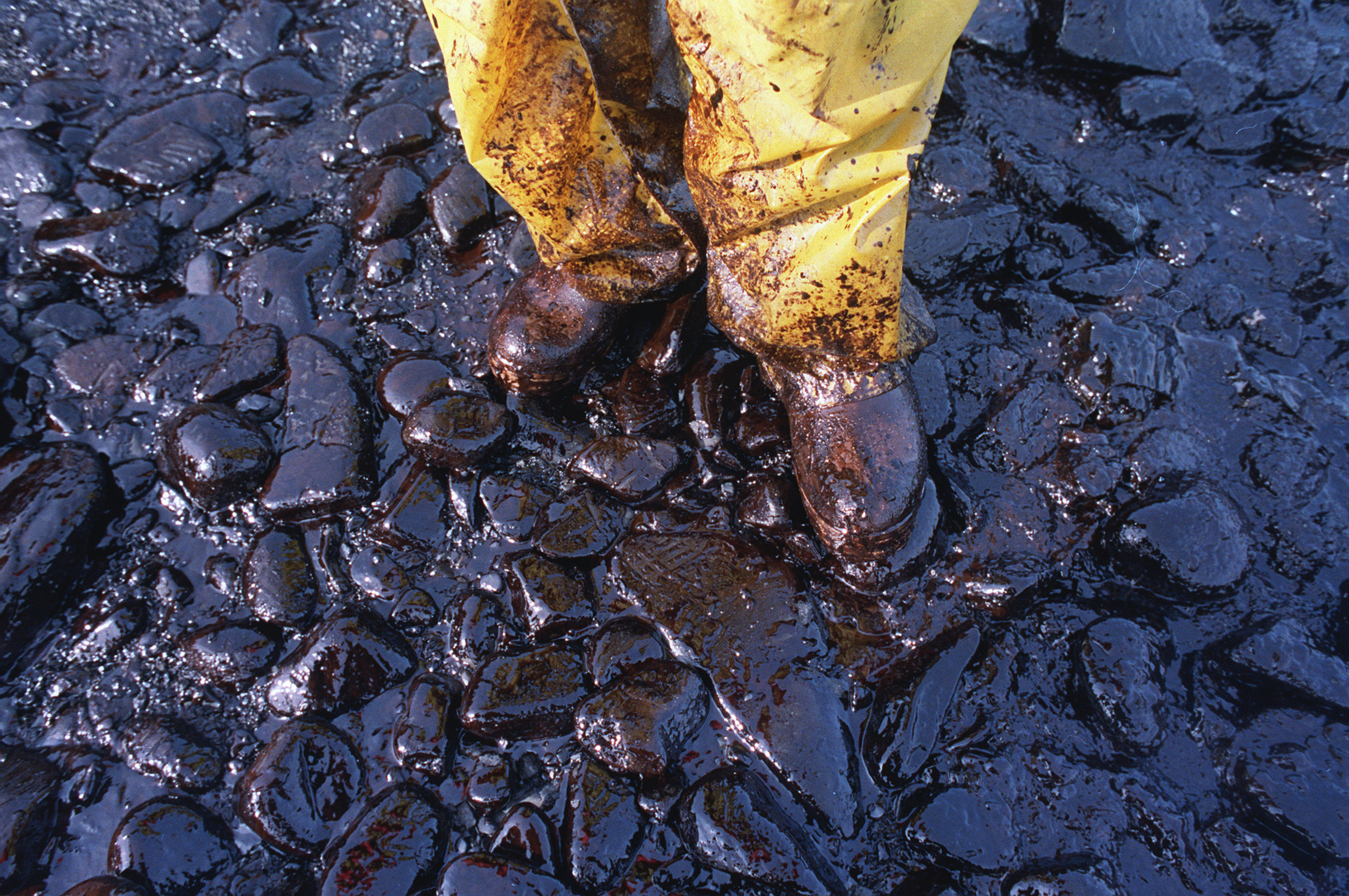 Нефть загрязняет воду. Экологическая катастрофа разлив нефти. Эксон Валдез разлив нефти. Крушение танкера Exxon Valdez. 1989 Exxon Valdez Oil spill in Alaska.