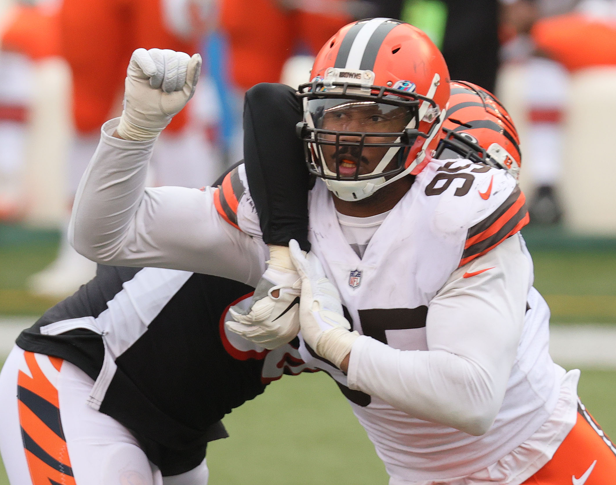 Cleveland Browns defensive end Myles Garrett (95) warms up prior