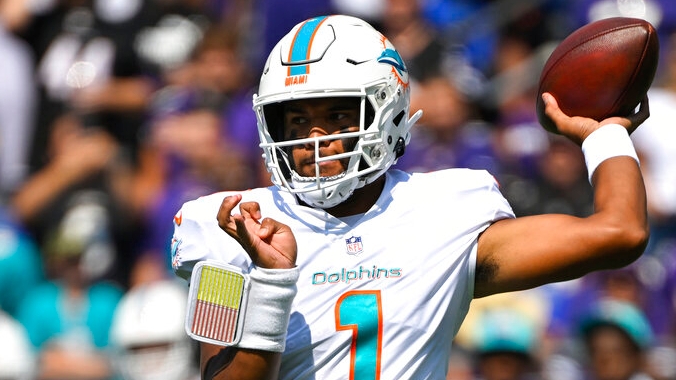 NFL roundup: Tua Tagovailoa stays hot, throws for 3 TDs, Dolphins