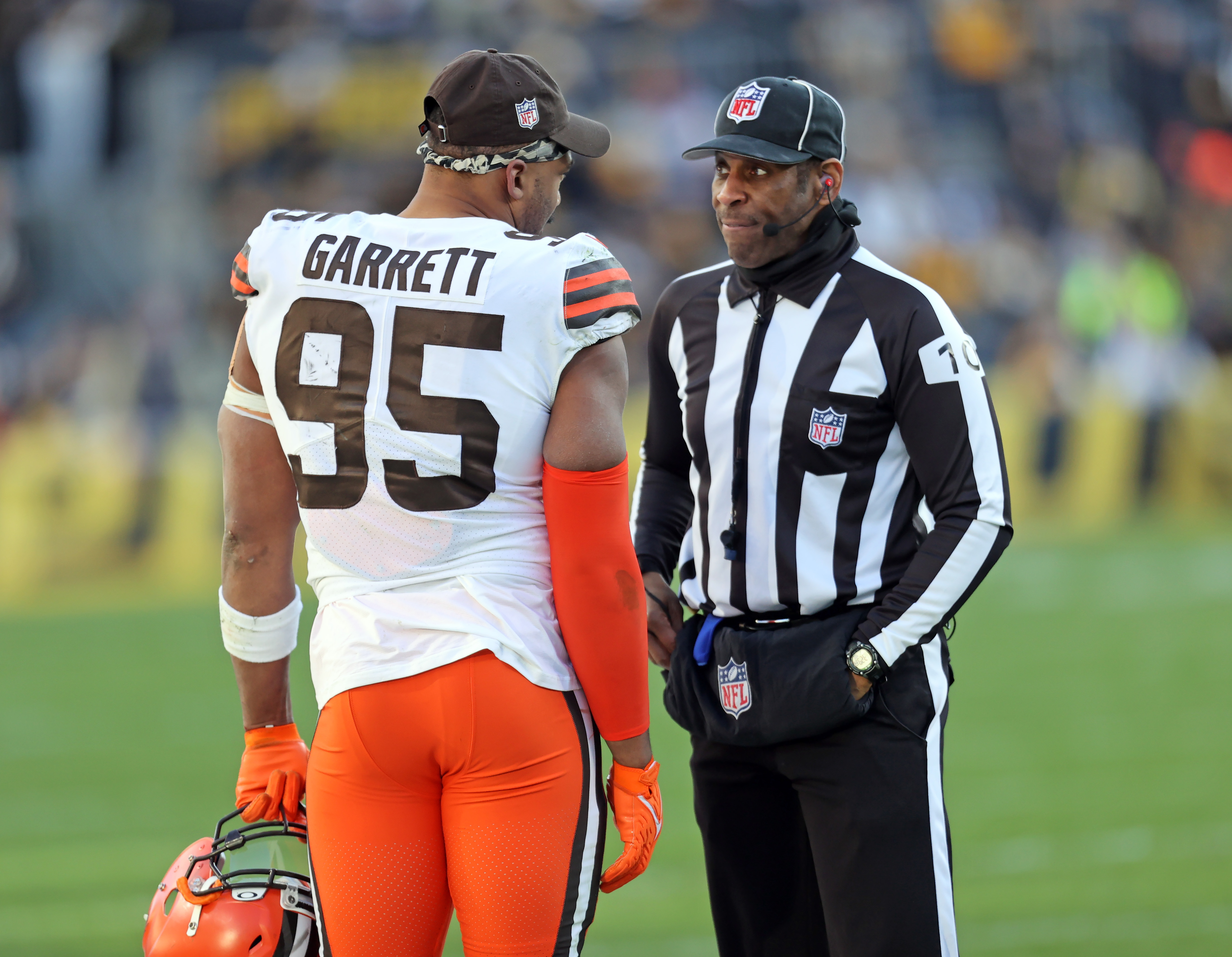 Cleveland Browns defensive end Myles Garrett (95) is punched by Pittsburgh  Steelers center Maur …