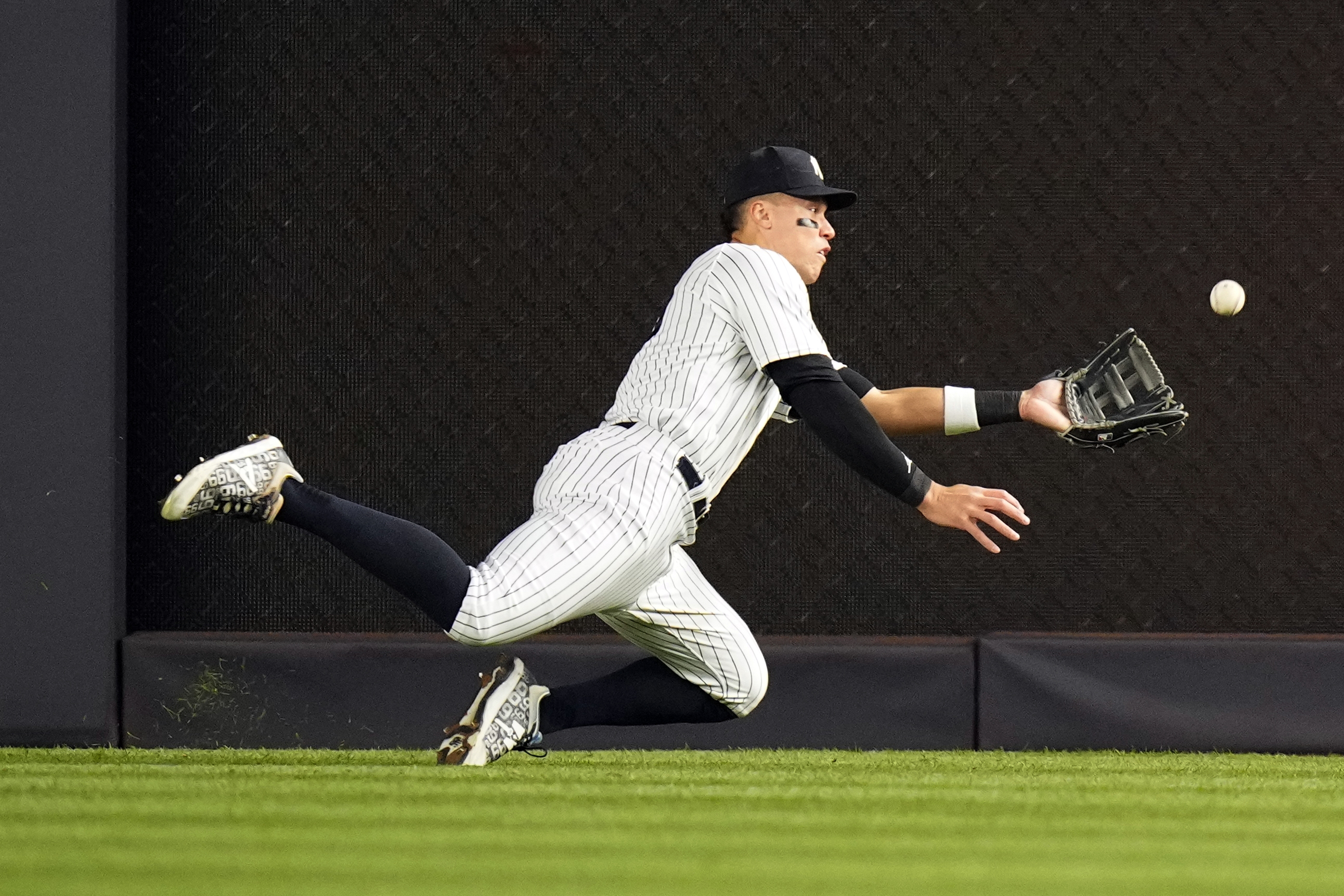 Look: Aaron Judge Robbed a Shohei Ohtani Home Run With His Bare Hand