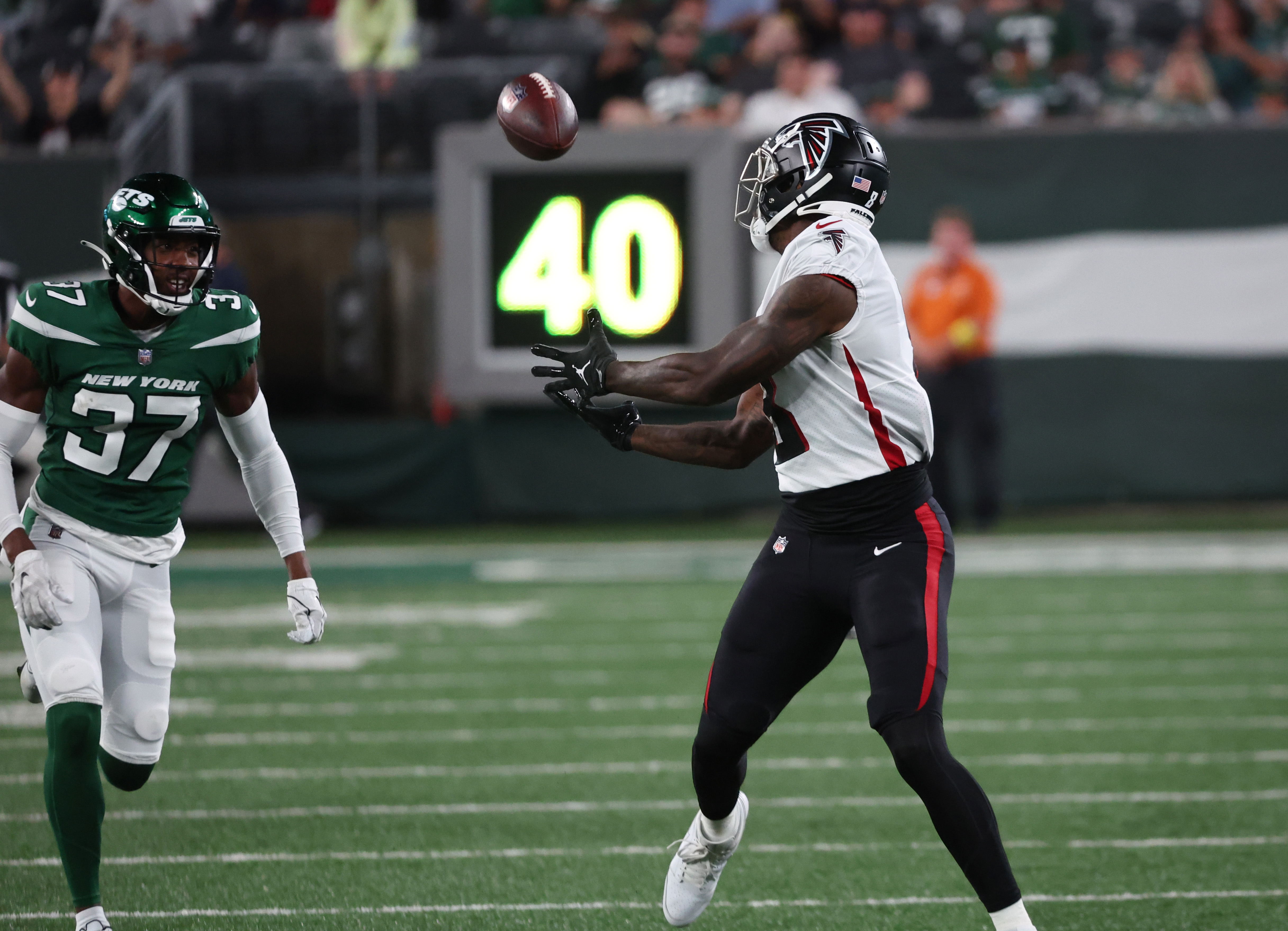 Atlanta Falcons tight end Kyle Pitts (8) outruns New York Jets