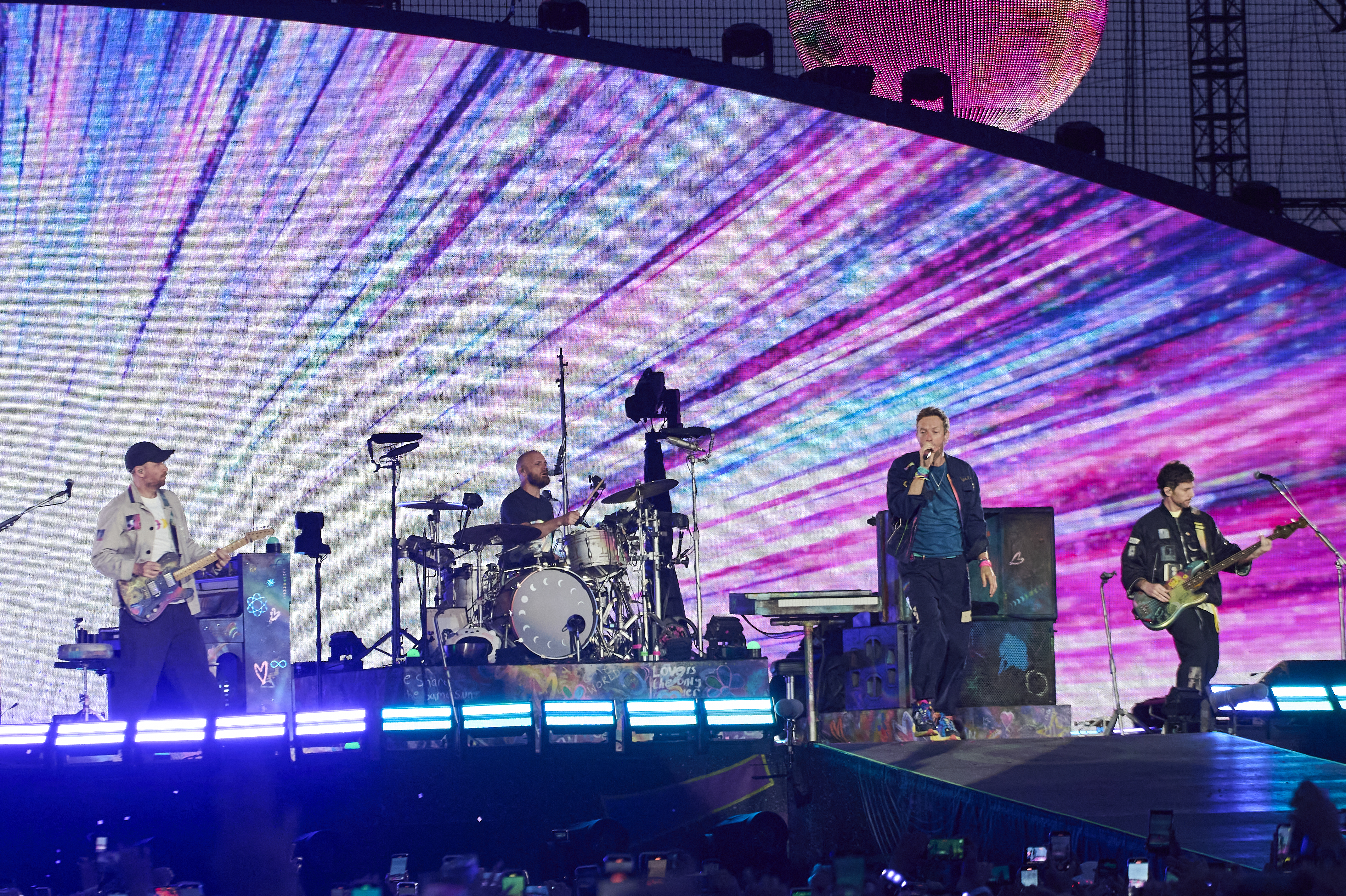 Chris Martin accidentally exposes affair between tech executives at Coldplay  concert - syracuse.com
