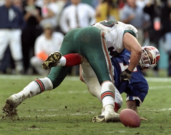 Osi Umenyiora of the New York Giants taunts quarterback Drew Bledsoe  News Photo - Getty Images