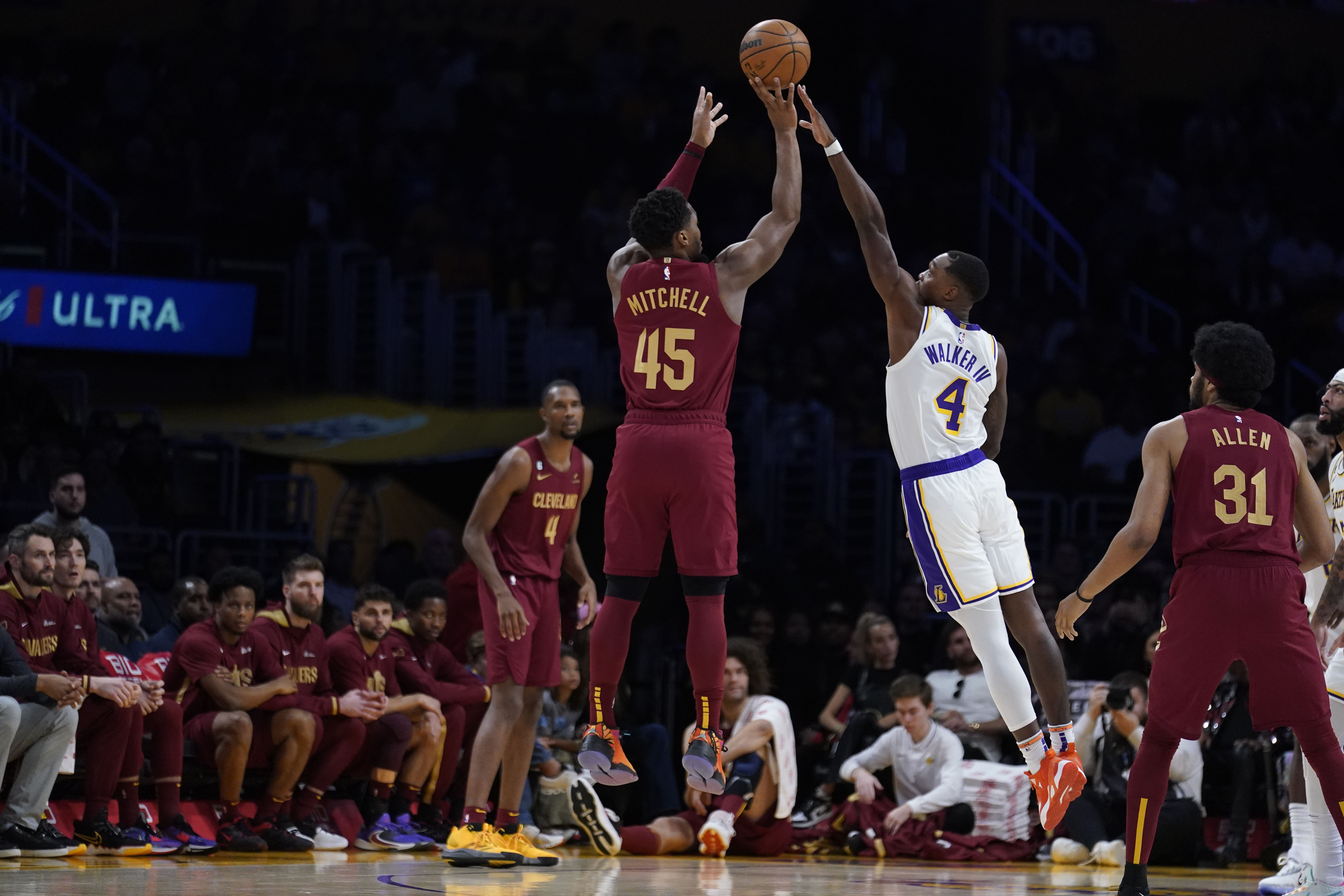 Cleveland Cavaliers win eighth straight, down LeBron James and struggling  Los Angeles Lakers, 114-100