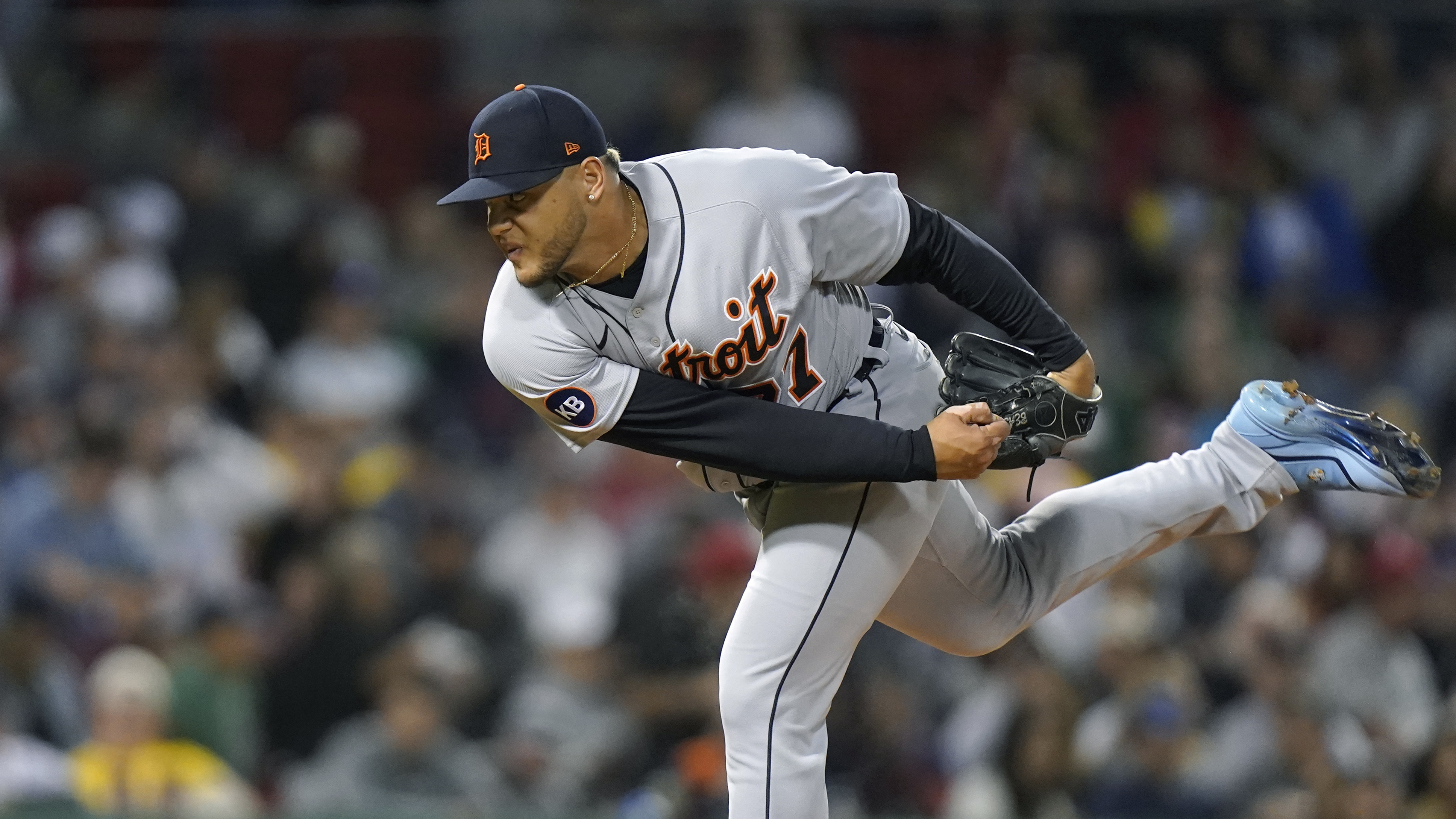 Tigers trade longtime reliever to Braves for 2 prospects 