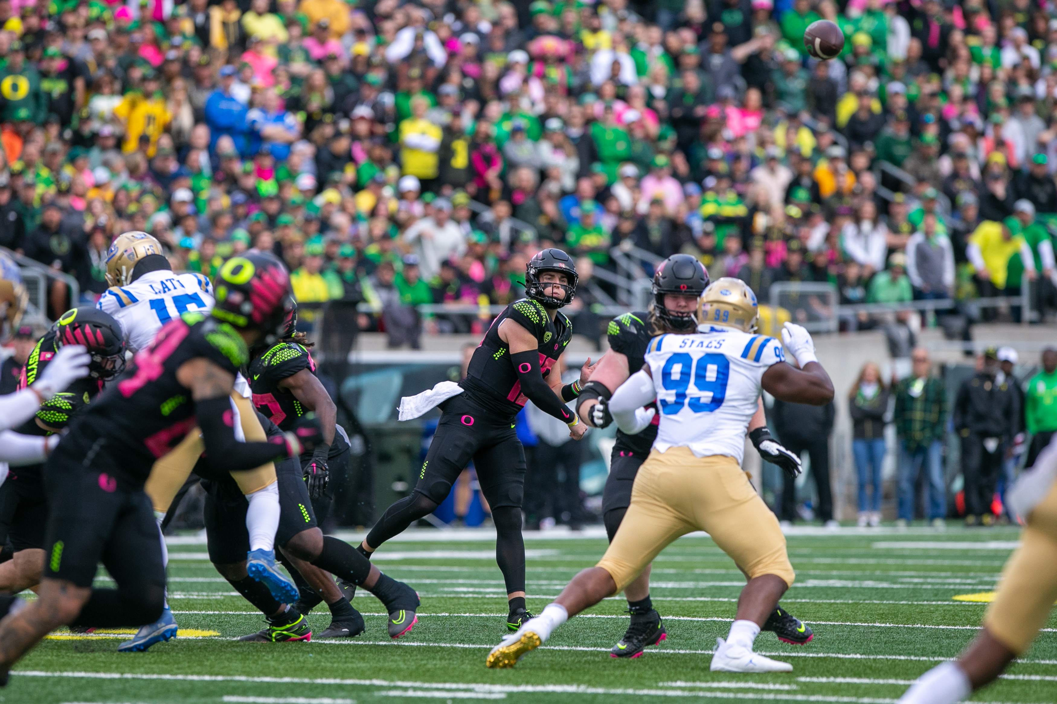 No. 10 Oregon Ducks host No. 9 UCLA Bruins: Oct. 22, 2022 