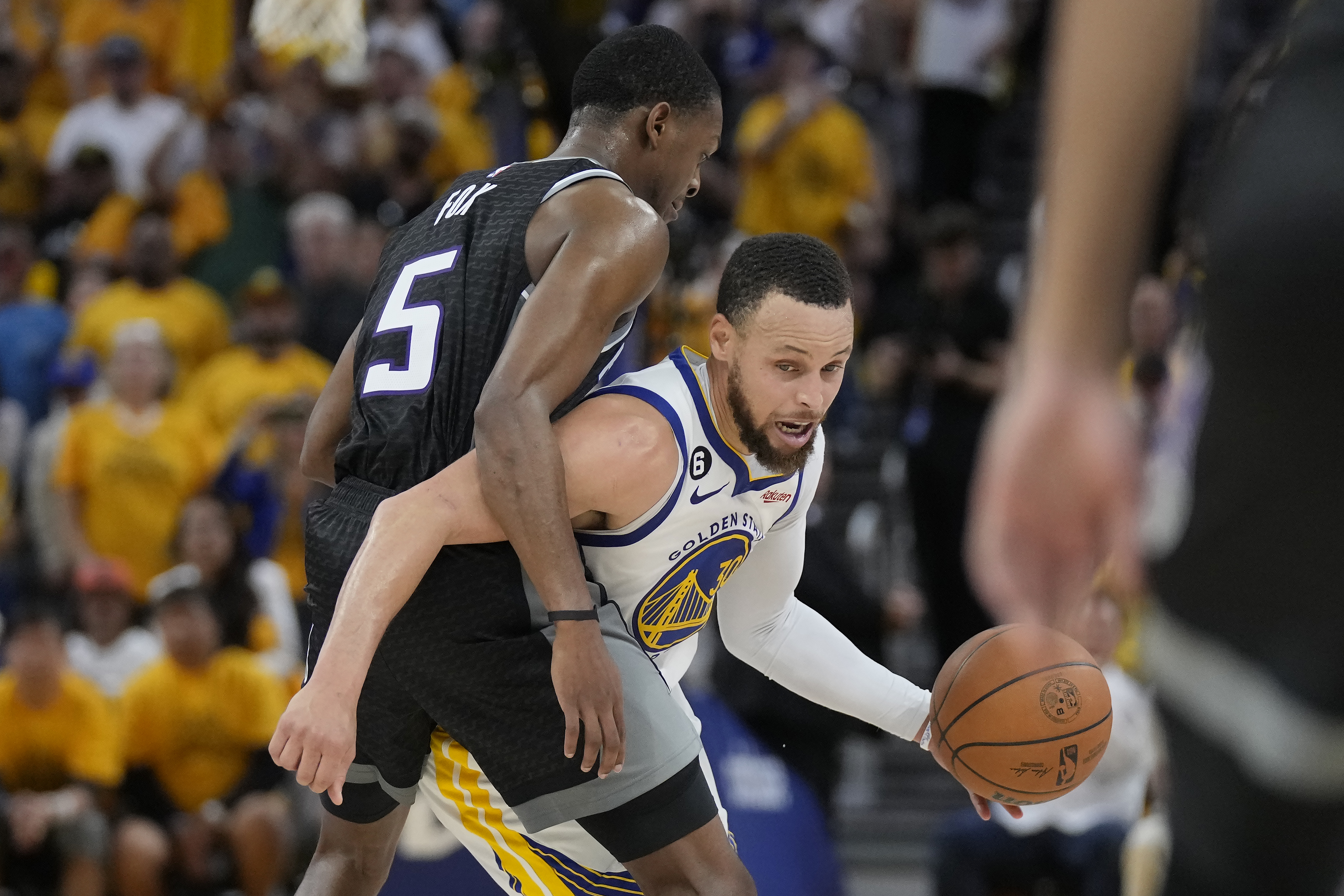 Sacramento Kings vs Golden State Warriors Game 5 free live stream, NBA playoffs TV channel, odds (4/26/2023)