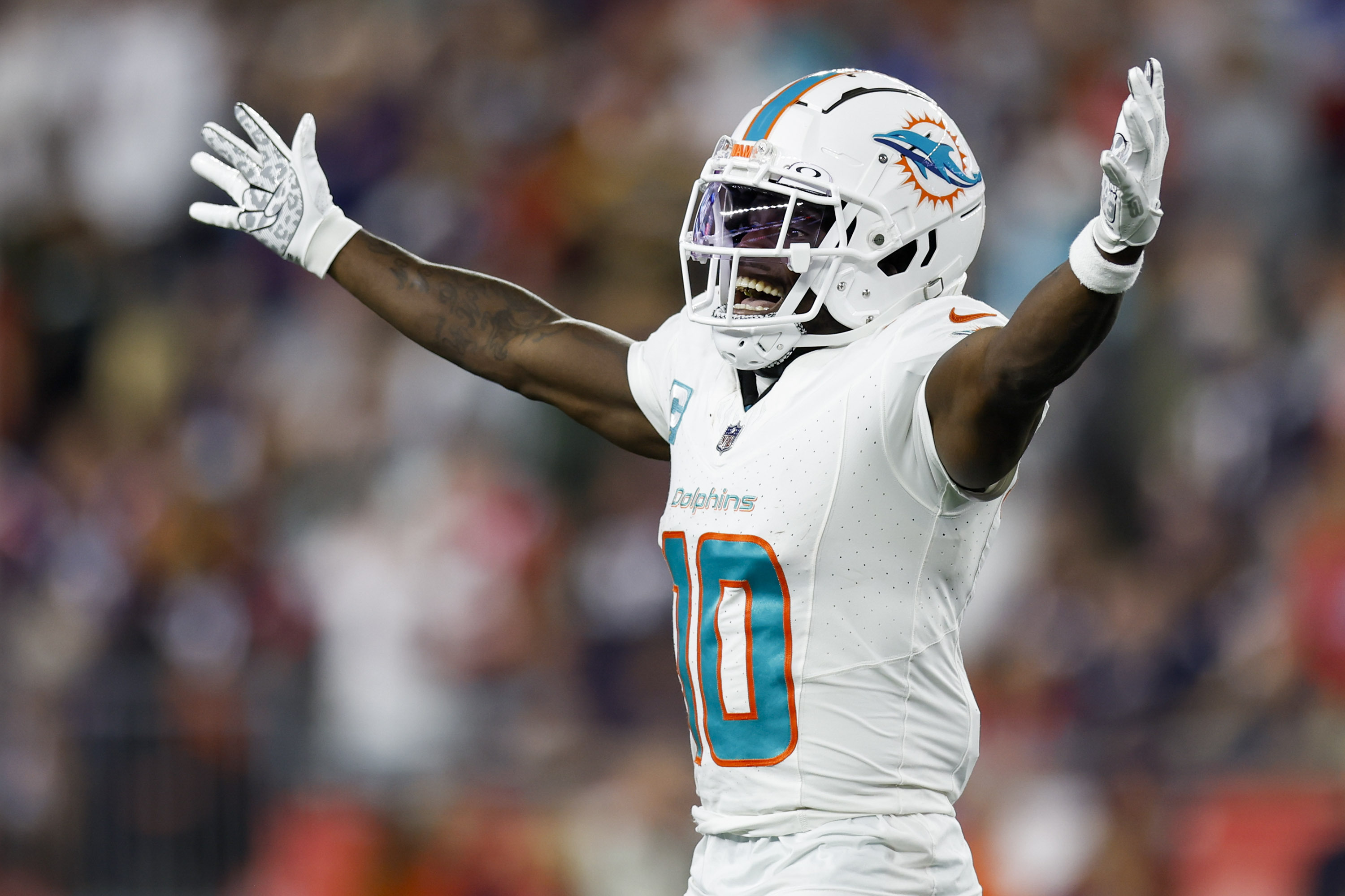 Tyreek Hill lifts Miami Dolphins ahead of New England Patriots in