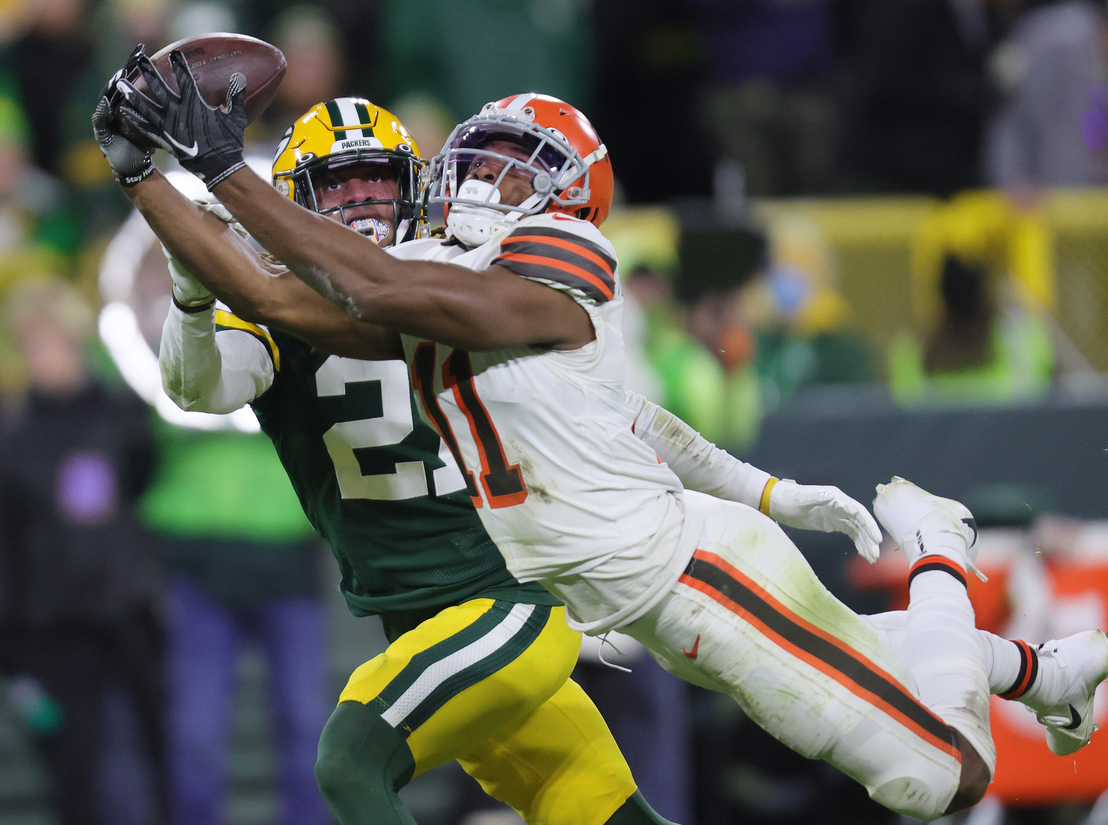 Packers vs. Browns: Fans celebrate Christmas at Lambeau Field