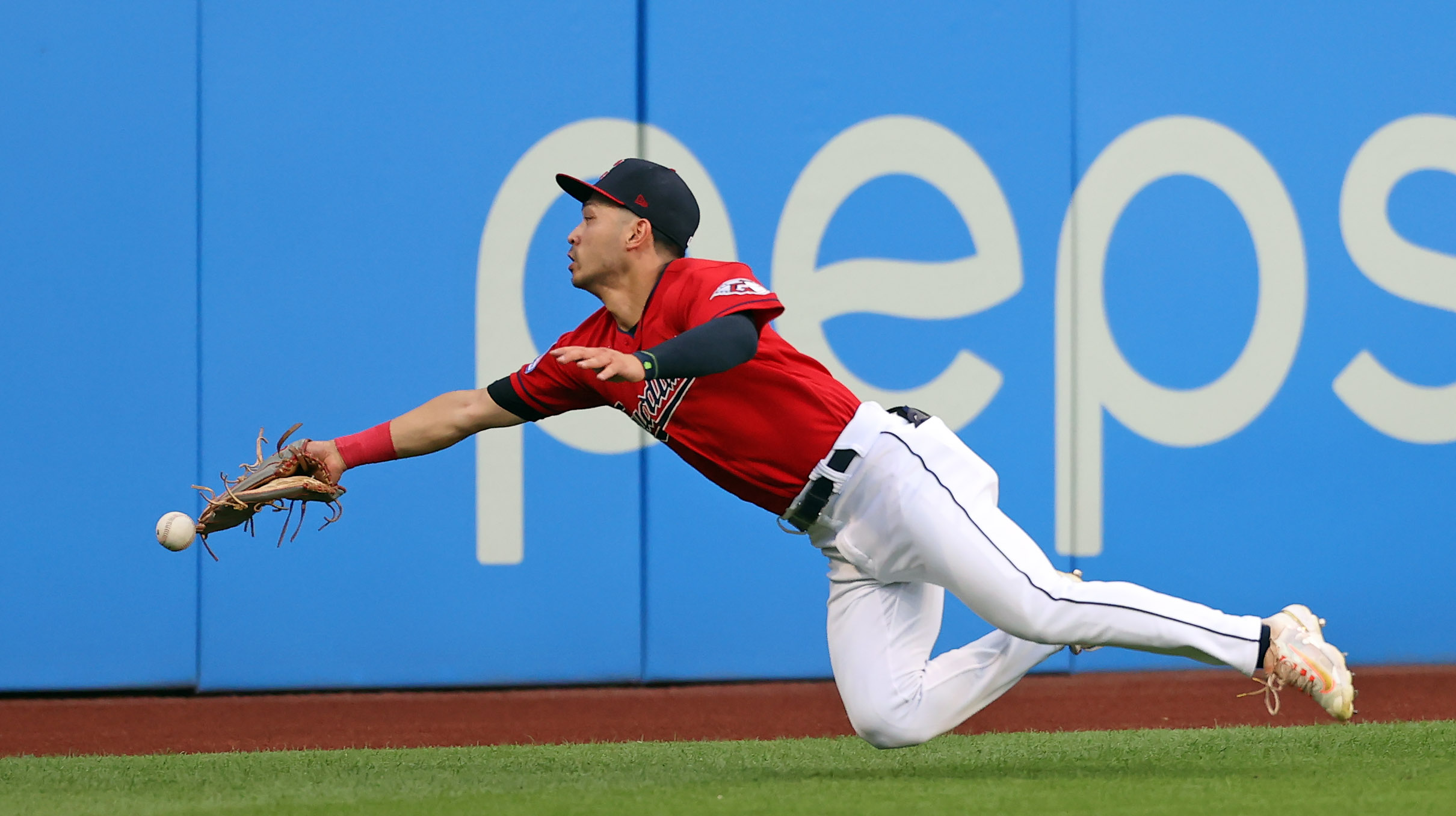 Josh Lowe hits 2-out, 2-run double in 9th; Rays edge Diamondbacks 3-2