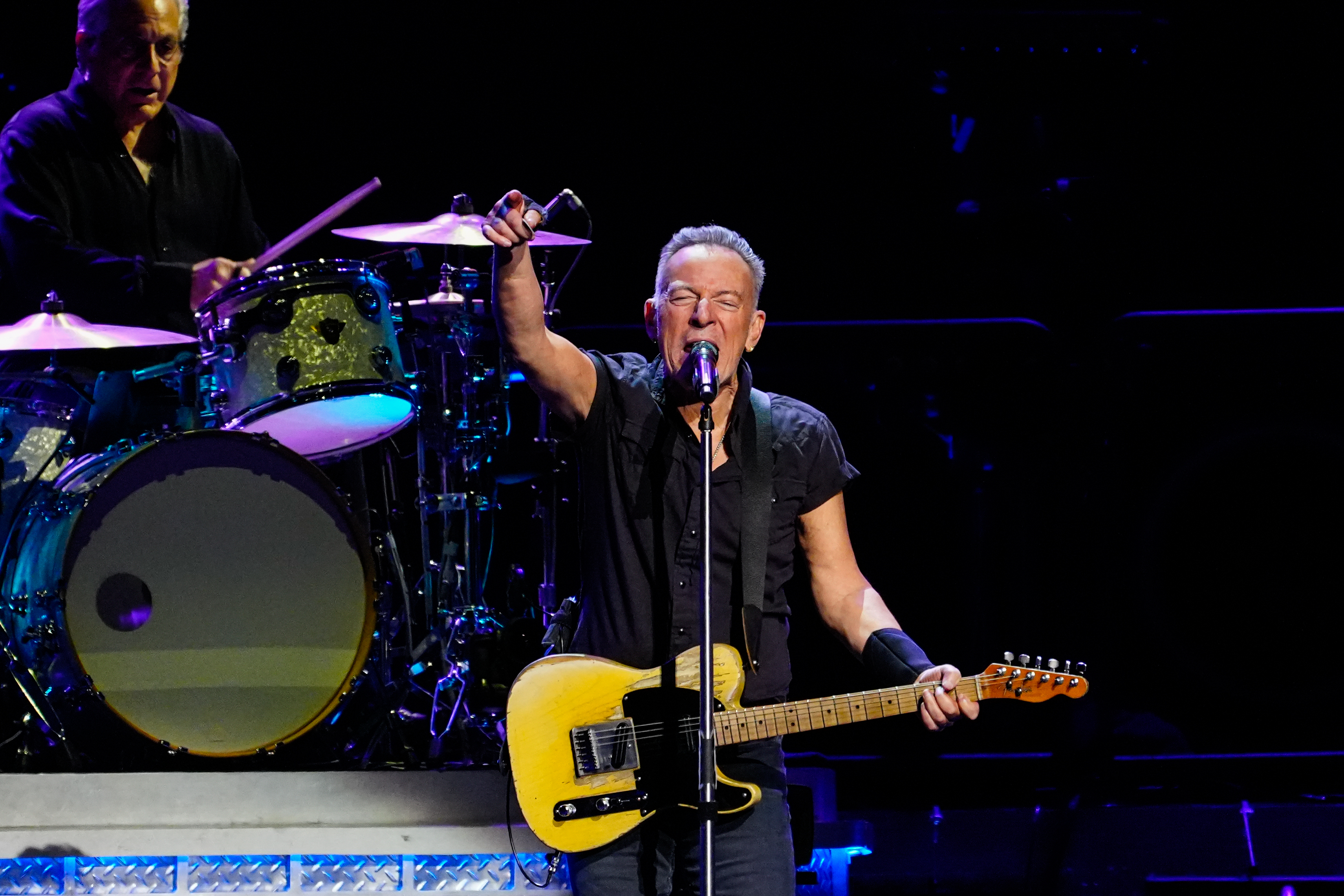 Springsteen è stato criticato per non aver posticipato il concerto in Italia dopo le micidiali inondazioni