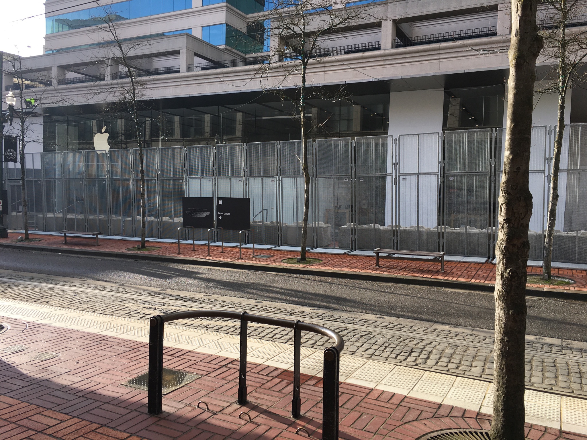 Portland Downtown Zip Code Fortress Apple: Metallic Fencing Shields Reopened Downtown Portland Store -  Oregonlive.com