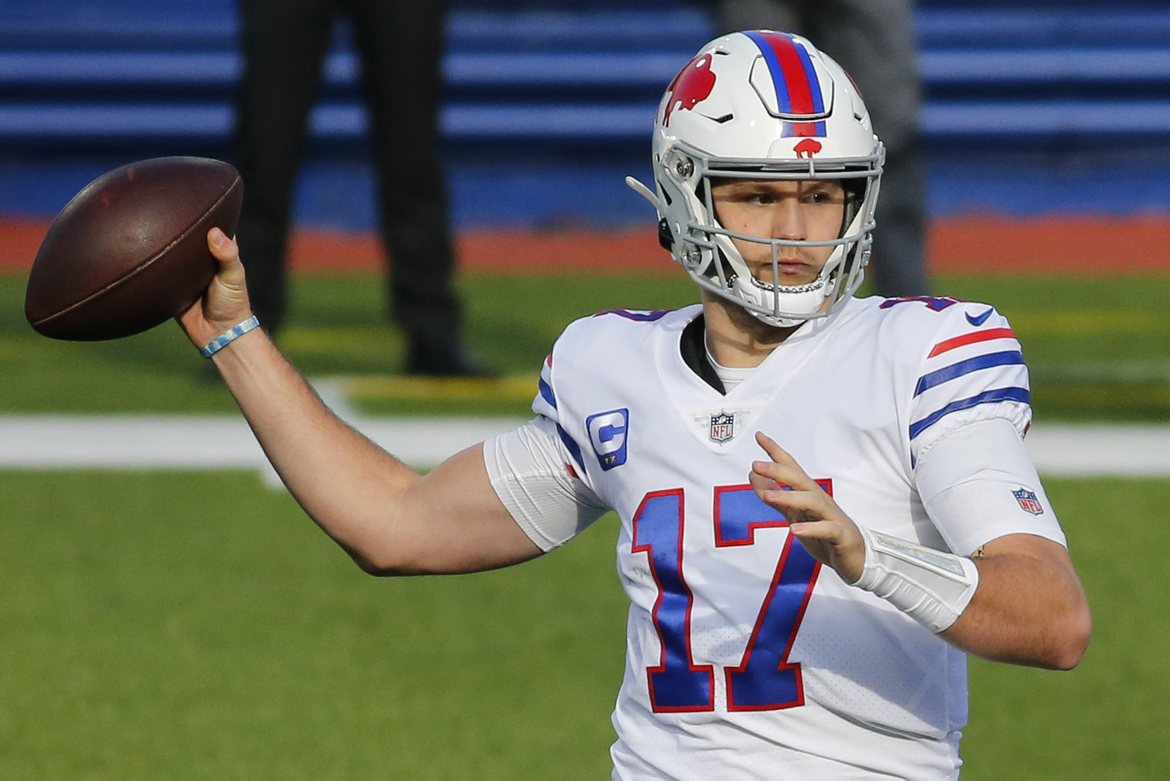 Bills hang on in sloppy 27-17 win over Chargers