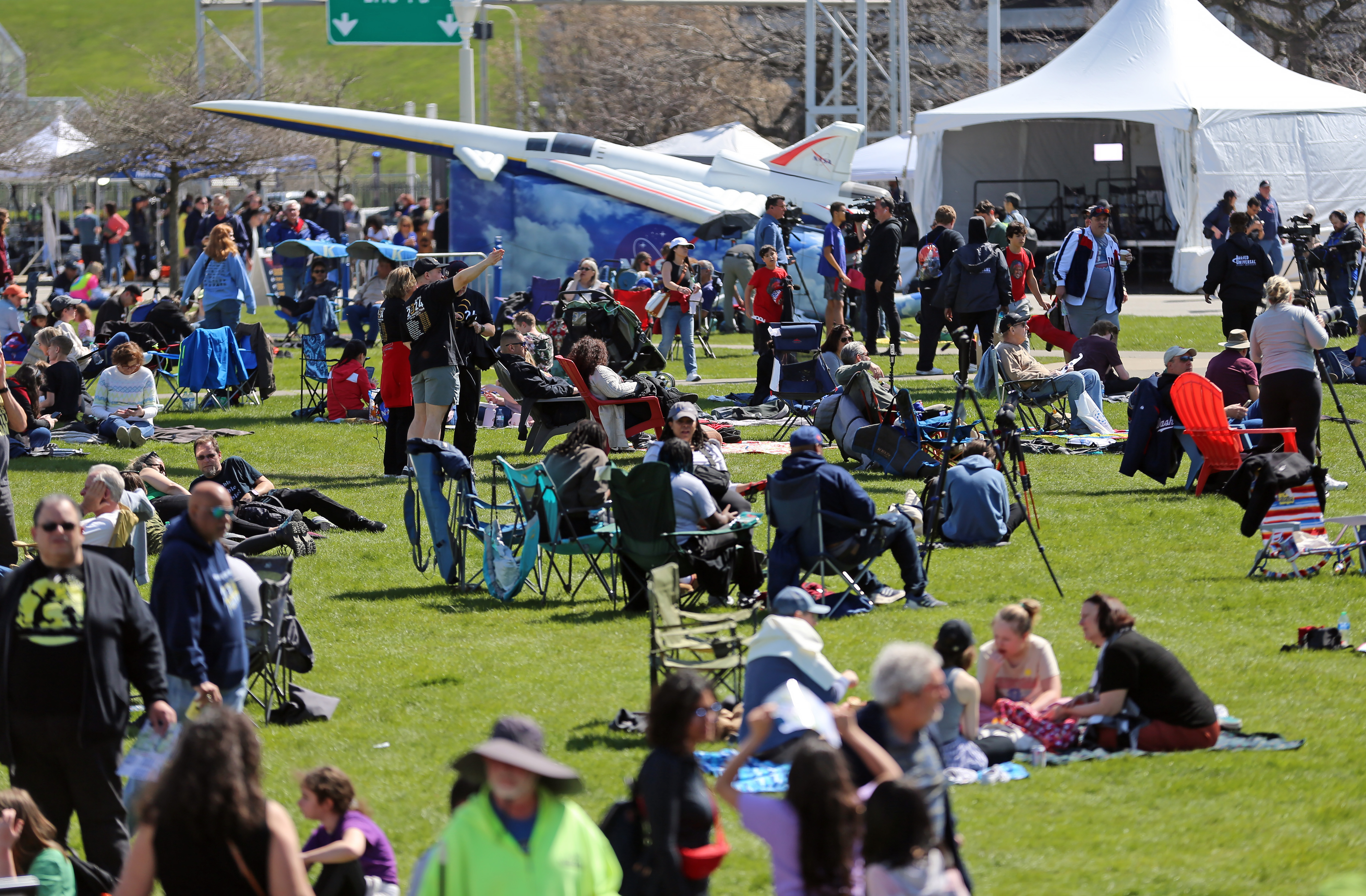 Cleveland total solar eclipse at Great Lakes Science Center, April 8 ...